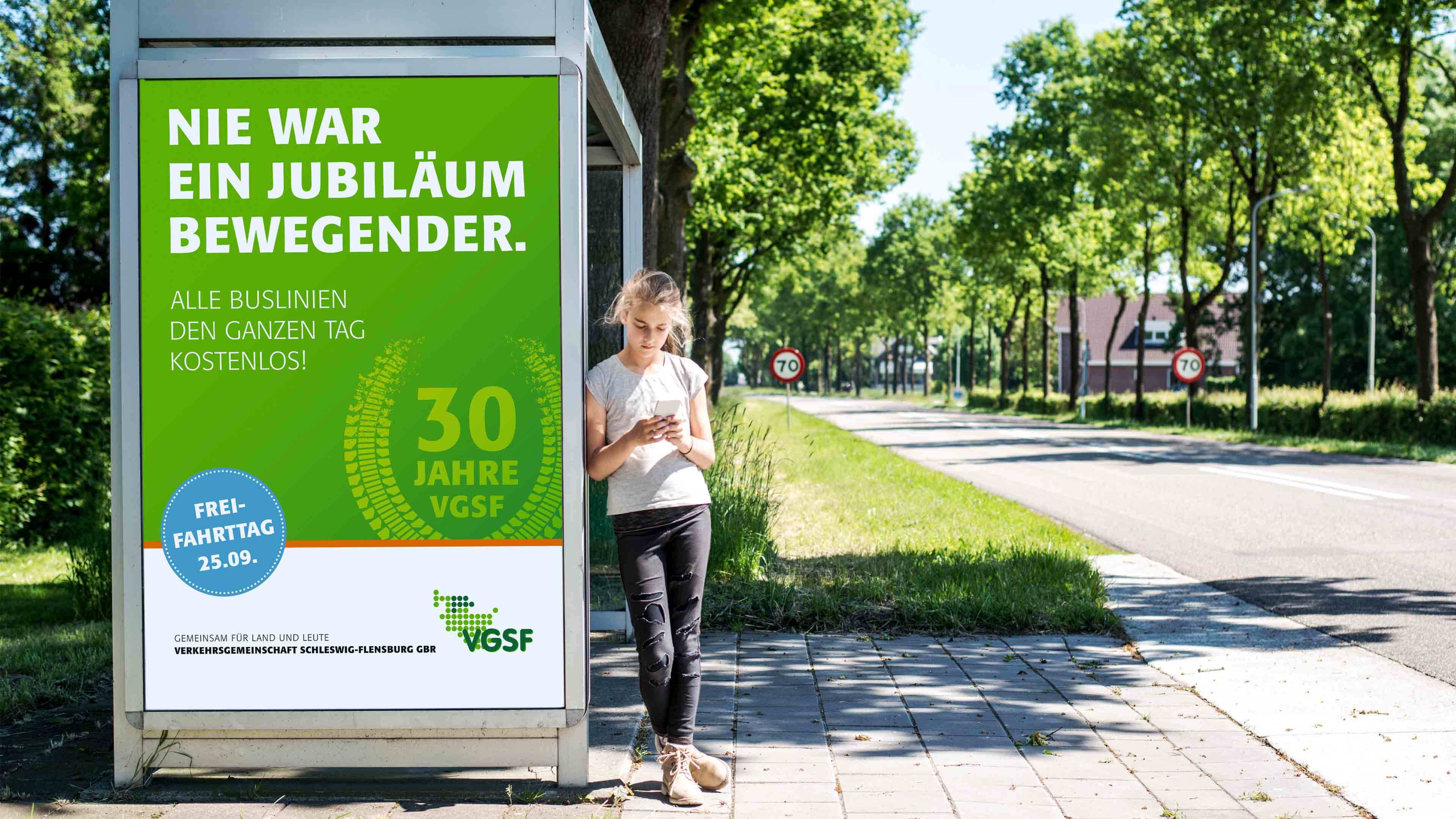 Junges Mädchen steht an einer Bushaltestelle