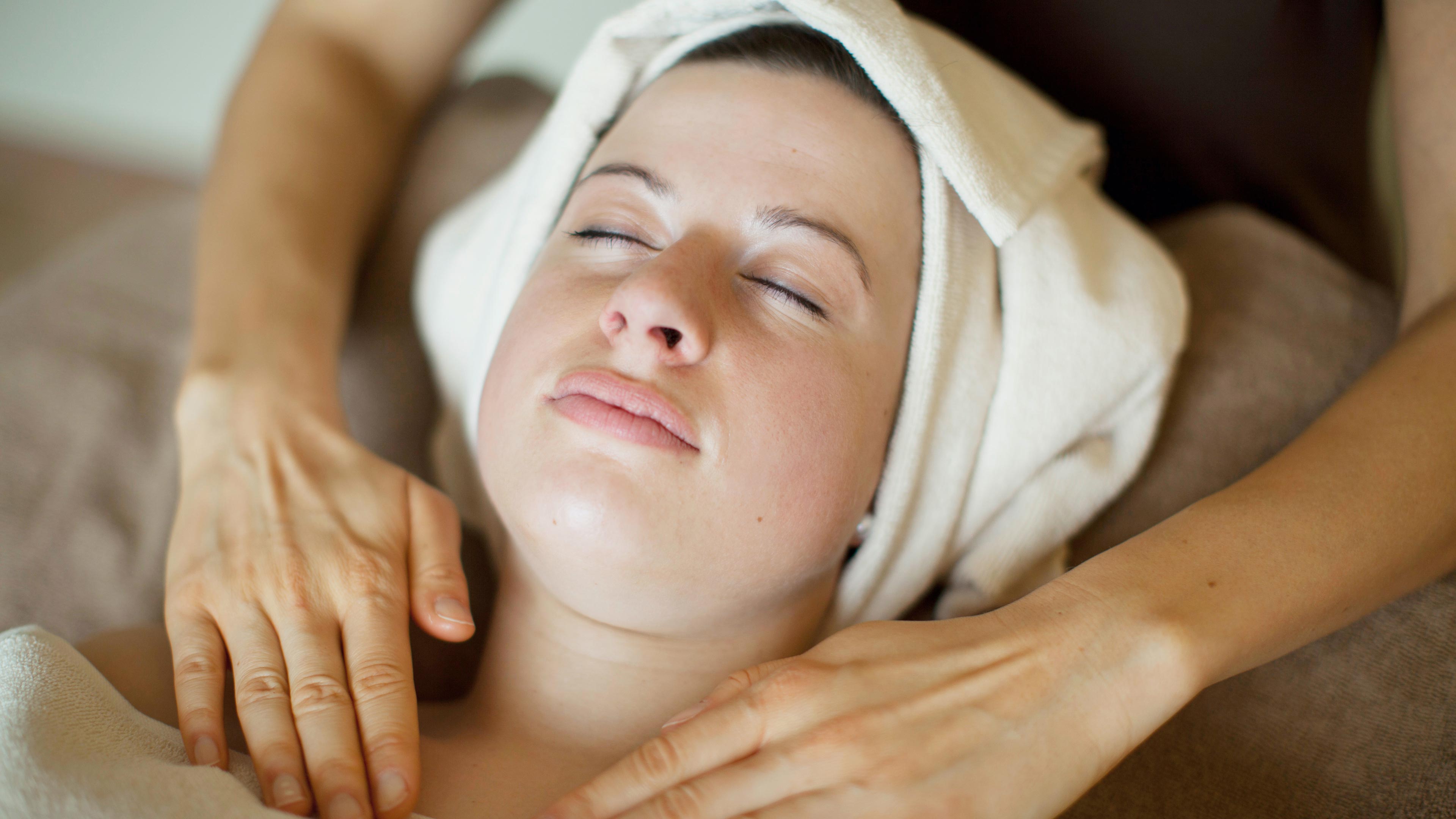 Frau bei der Massage