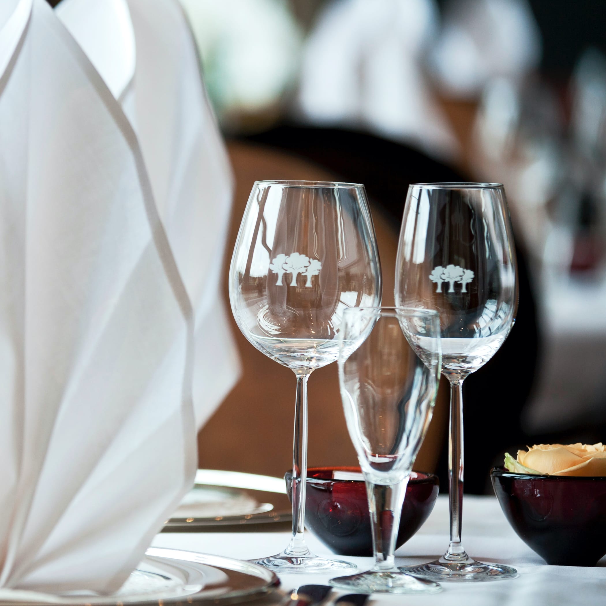 Gedeckter Tisch mit zwei Weingläsern