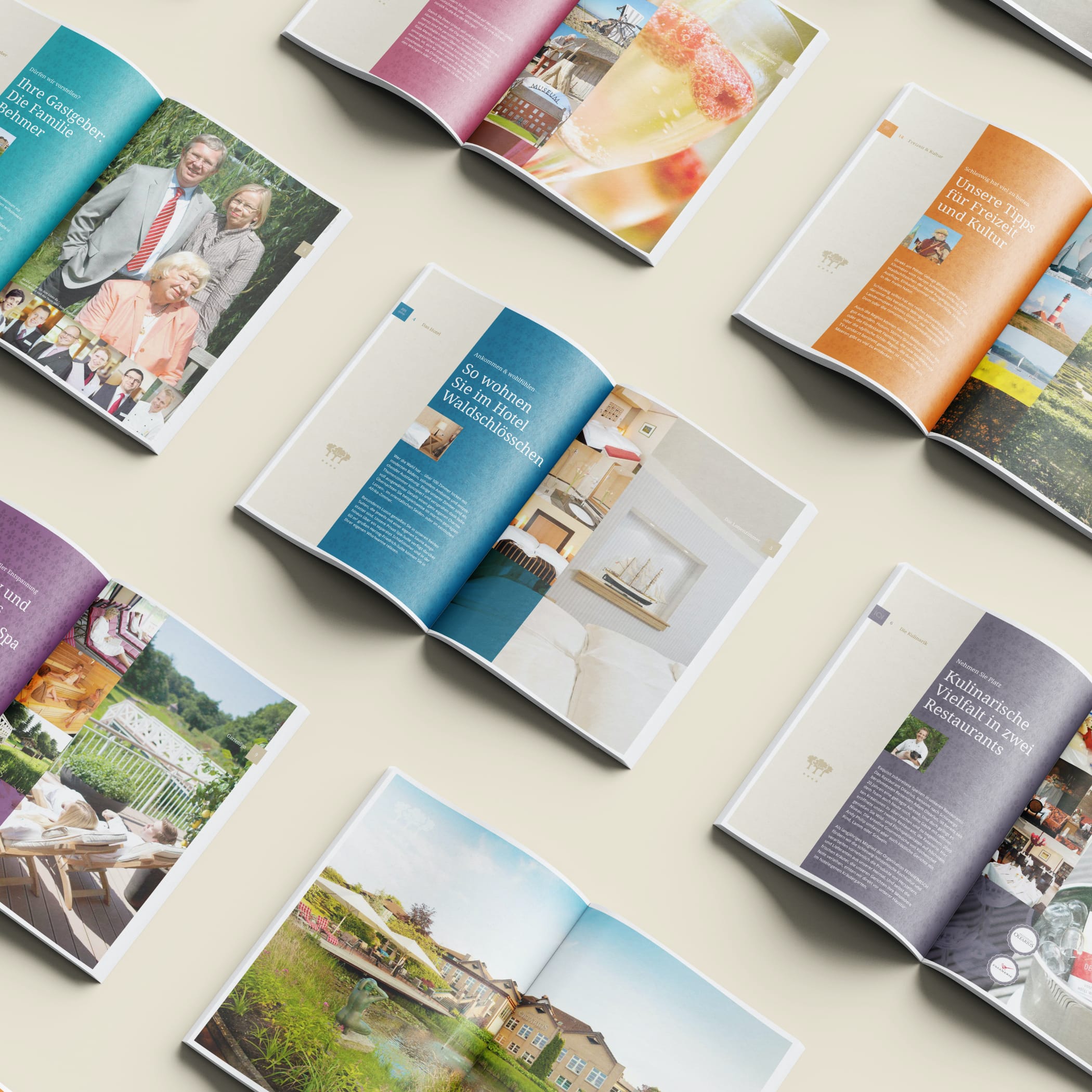 Viele aufgeschlagene Magazine des Waldschlösschen