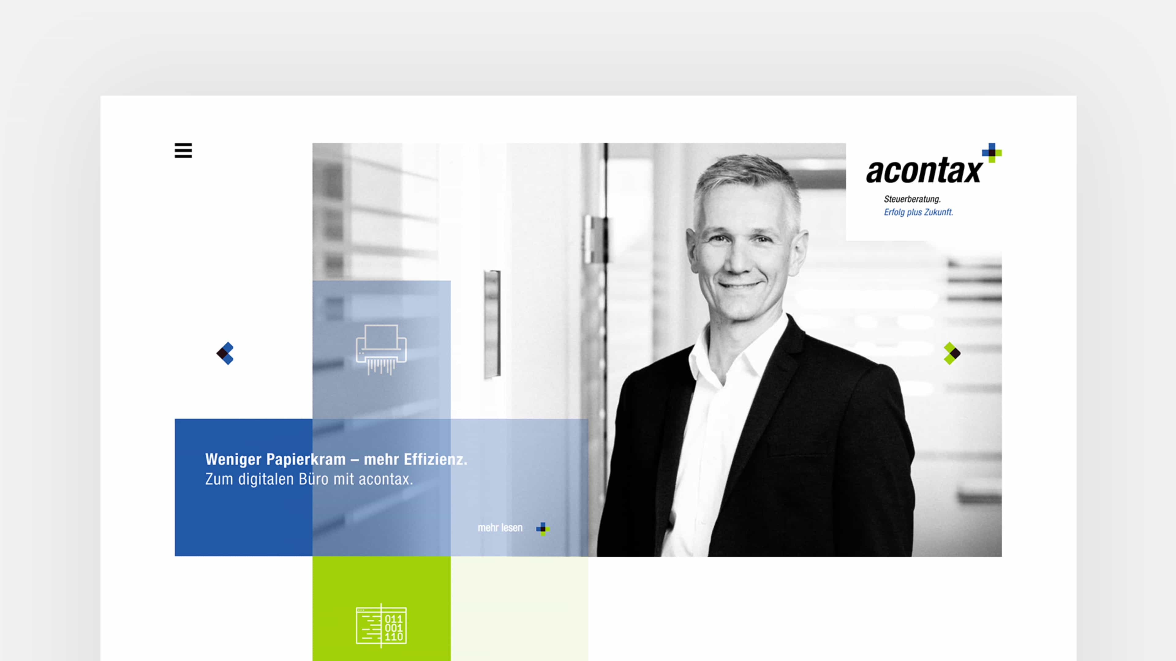 hochzwei_acontax_slider_01.jpg Mitarbeiterfoto und grün-blaue Farbquadrate sowie Überschrift Weniger Papierkram – mehr Effizienz