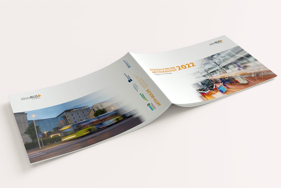 hochzwei_abfl_teaser_gross_02.jpg Titel- und Rückseite der Broschüre für AktivBus mit dem Titel Fossilfreier Betriebshof 2022