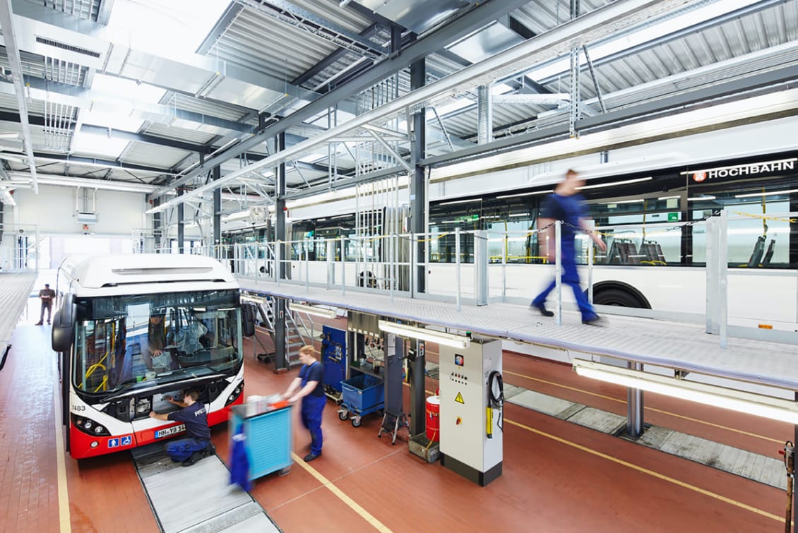 hochzwei_abfl_teaser_gross_03.jpg Zwei Stadtbusse in der Werkstatt und drei Mitarbeiter