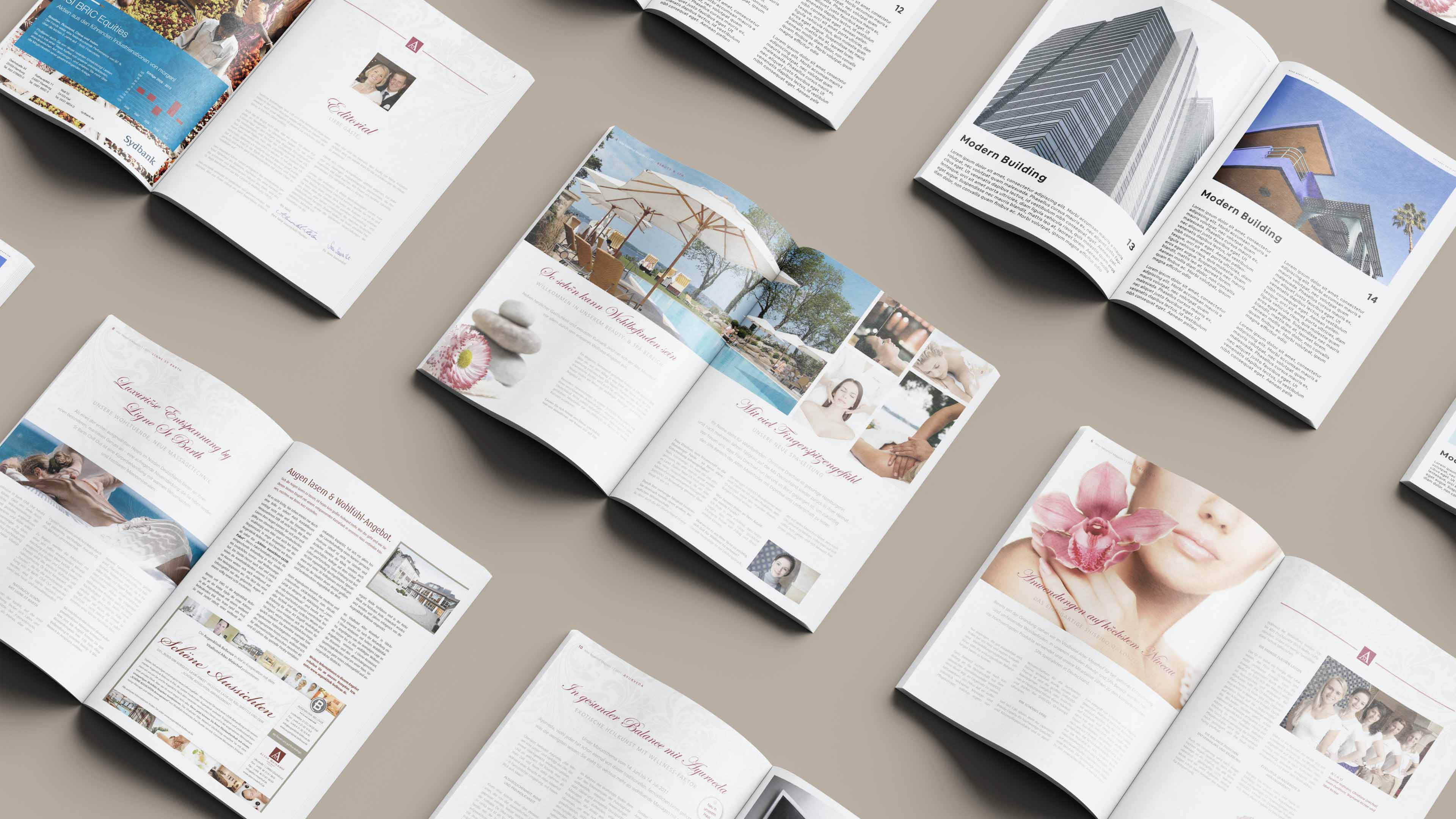 Mehrere aufgeschlagenen Broschüren für den Alten Meierhof mit Bildern vom Swimming Pool und Massagen sowie Text