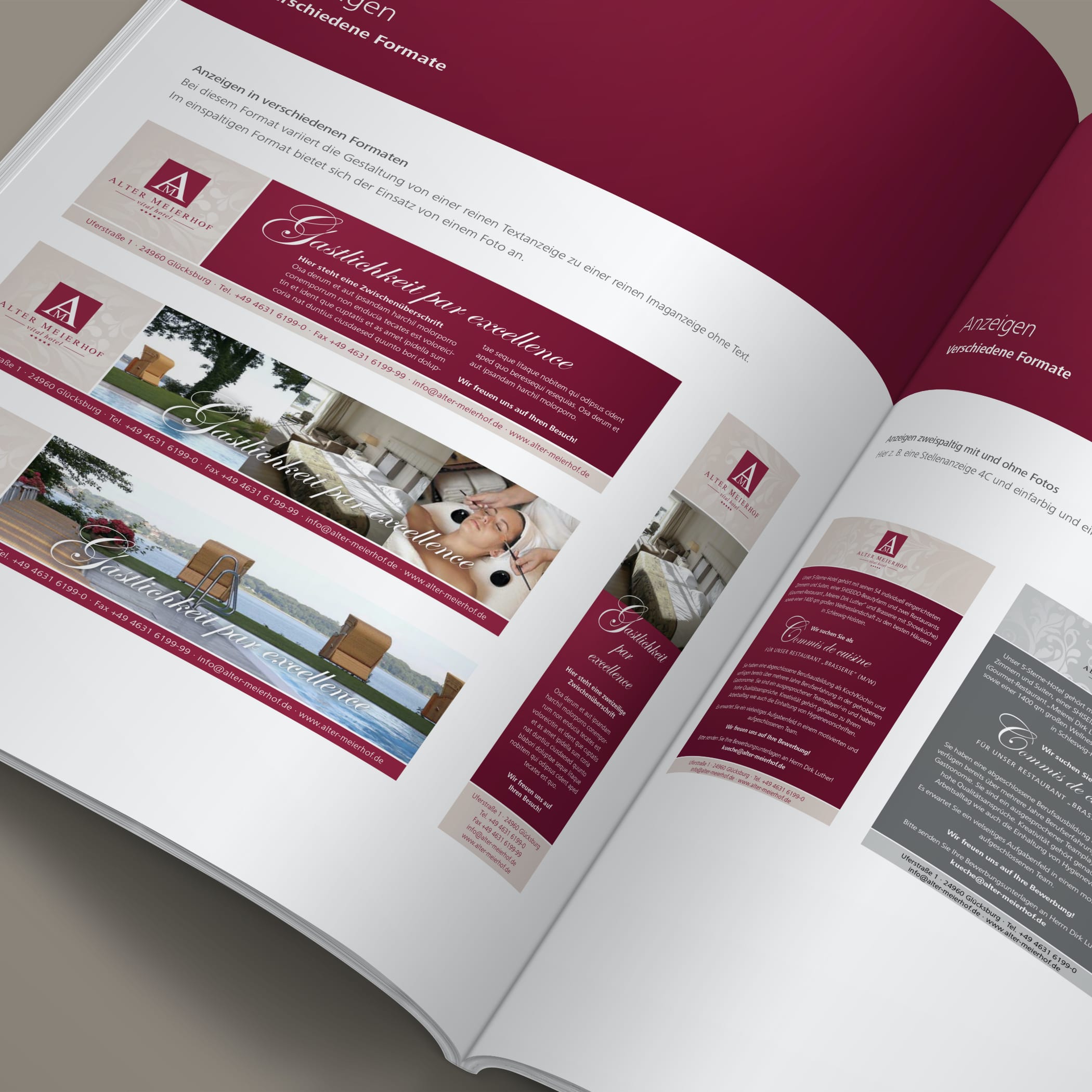 Aufgeschlagene Beispielseite mit weinroten Anzeigen für den Alten Meierhof in einer Broschüre