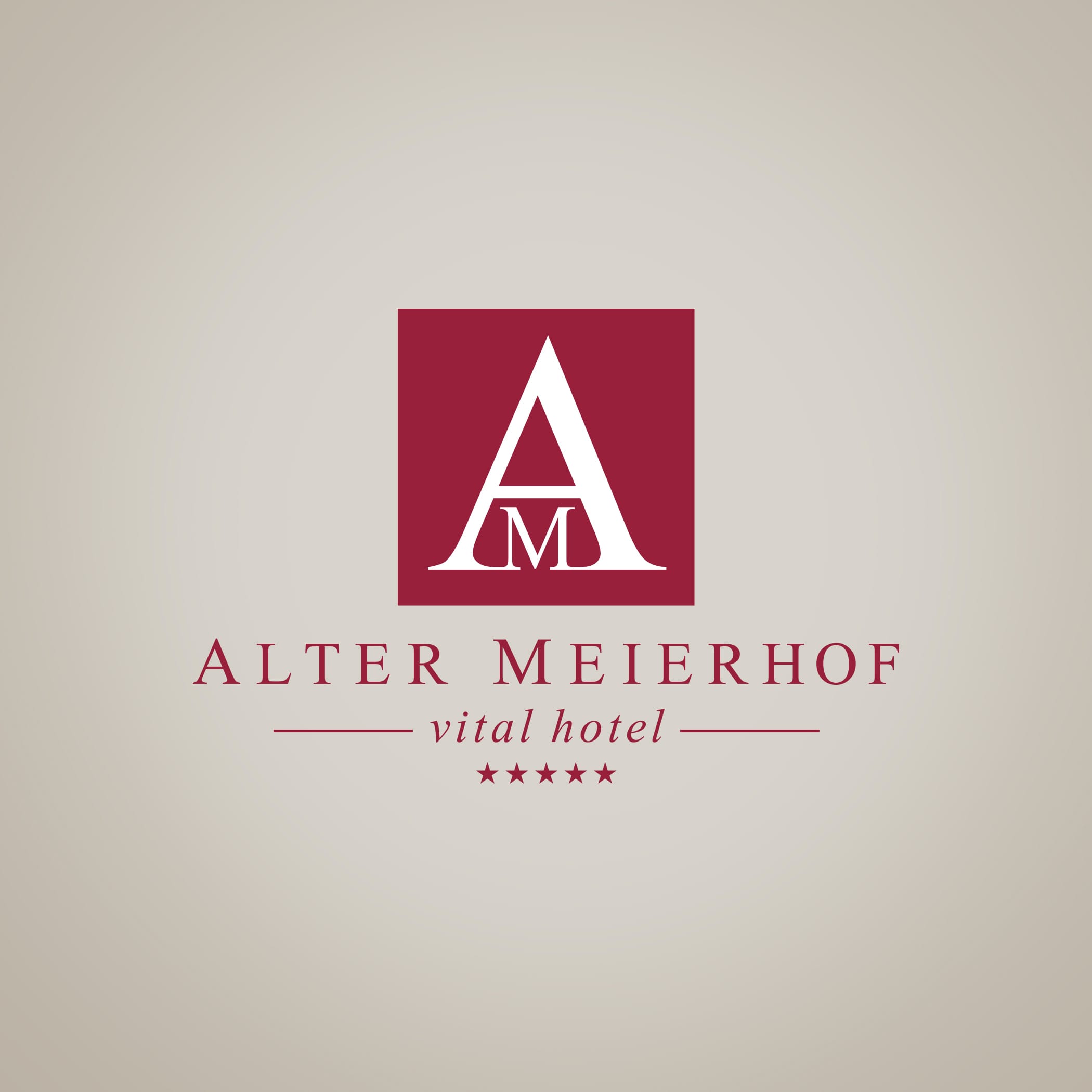 Weinrotes Logo mit großem A und kleinem M für den Alten Meierhof auf beigem Hintergrund