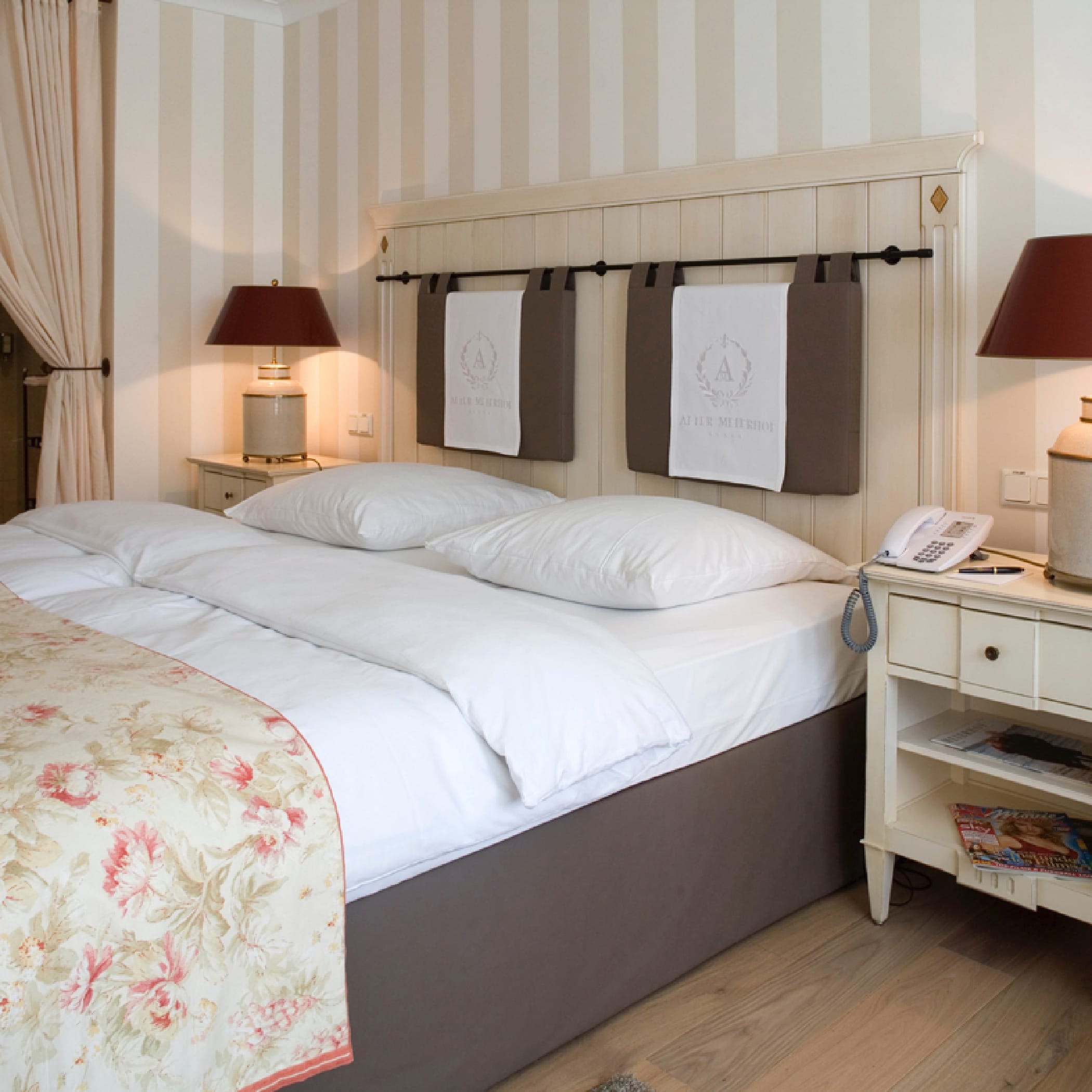 Bett und Nachttische im Hotelzimmer im Alten Meierhof