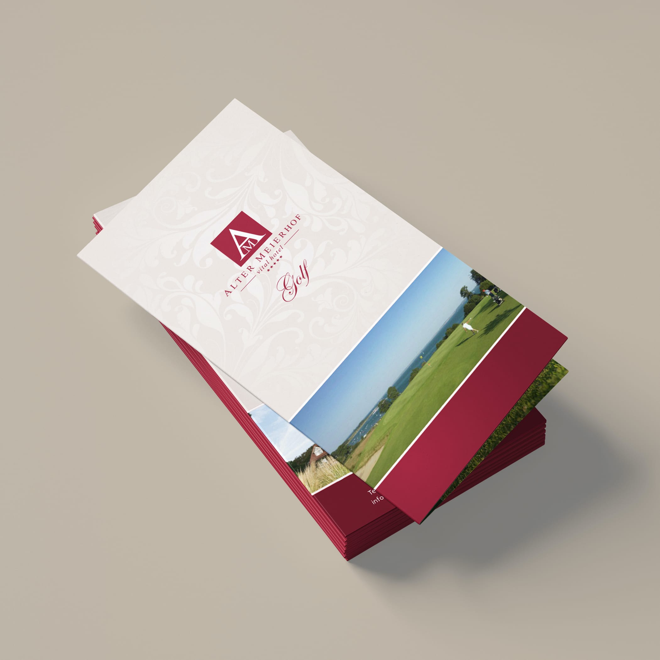 Stapel Flyer für den Alten Meierhof mit weinrotem Logo und Bild vom Golfplatz