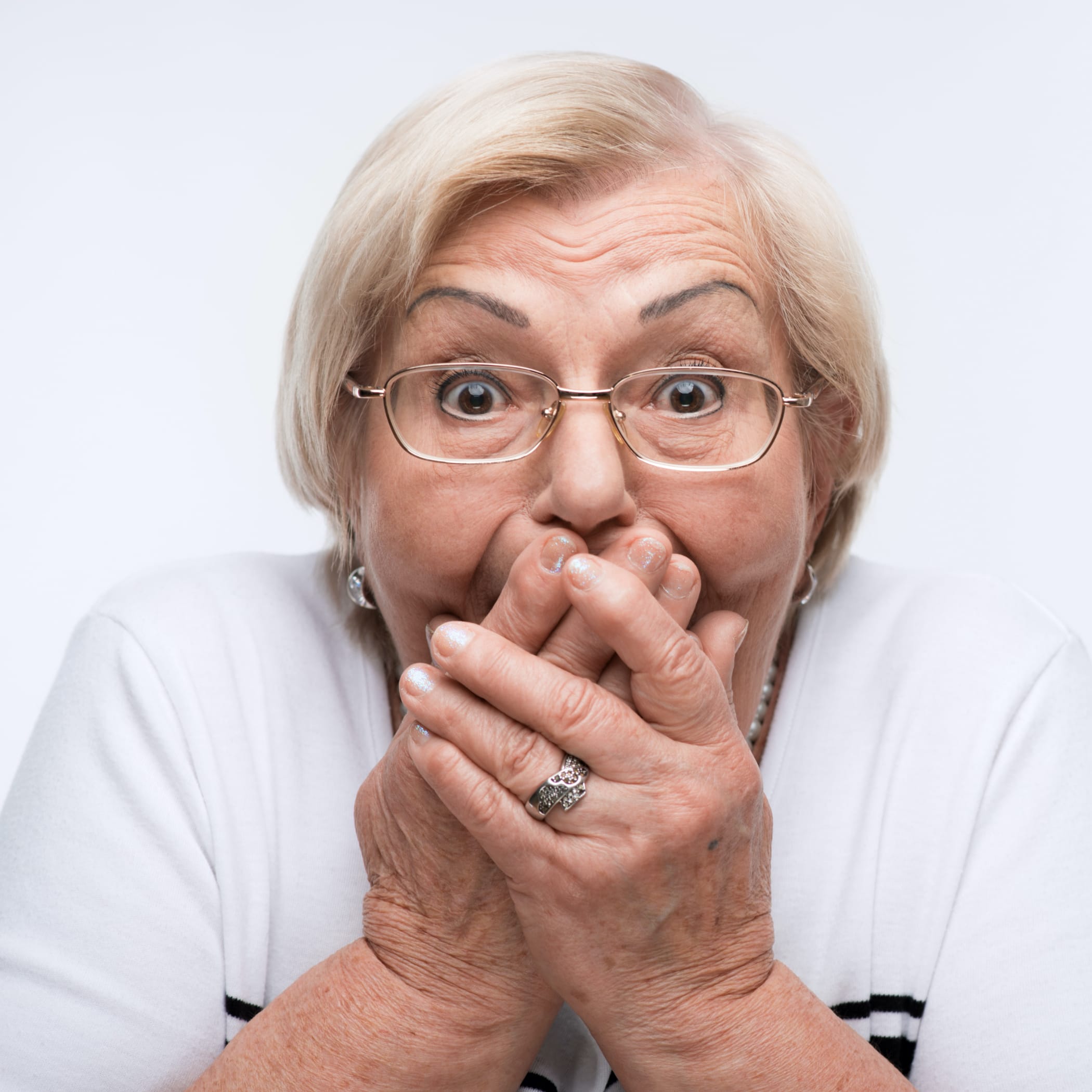 hochzwei_dpfl_teaser_01.jpg Weißhaarige ältere Dame mit Brille hält erschrocken beide Hände vor den Mund