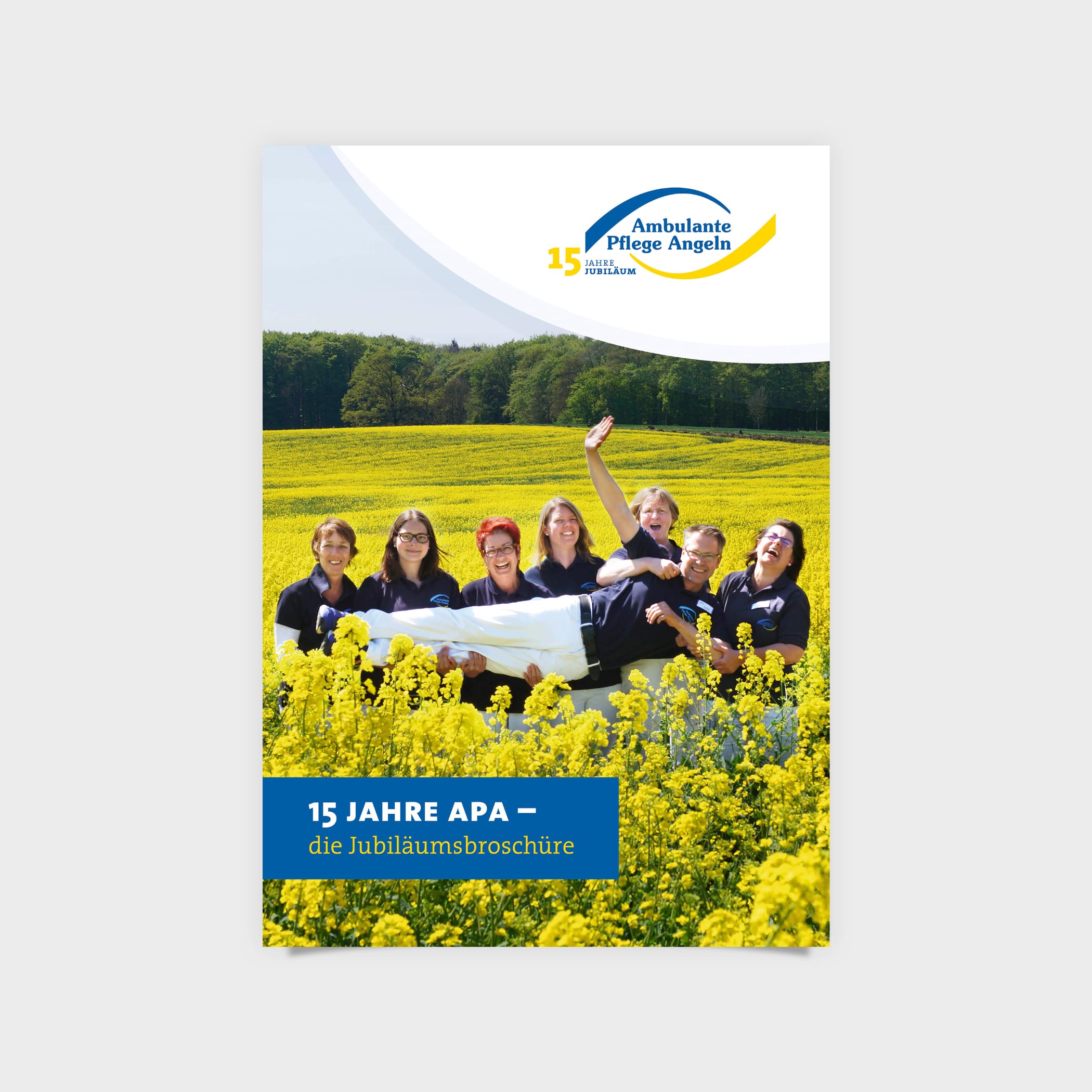 hochzwei_dpfl_teaser_04.jpg Jubiläumsbroschüre der Ambulanten Pflege Angeln zeigt lachende Mitarbeiter im gelben Rapsfeld