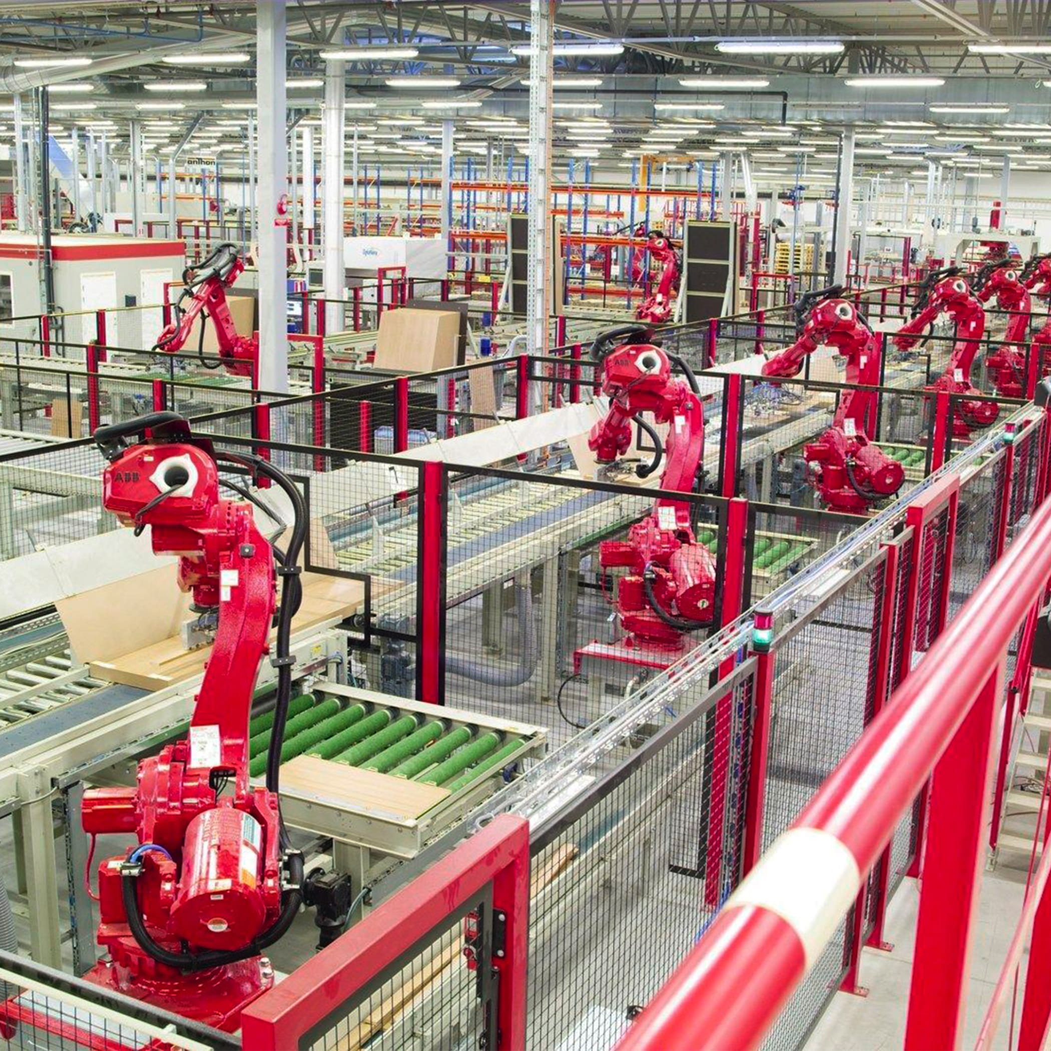 hochzwei_anthon_teaser_03.jpg Rote Maschinen und Laufbänder in Halle