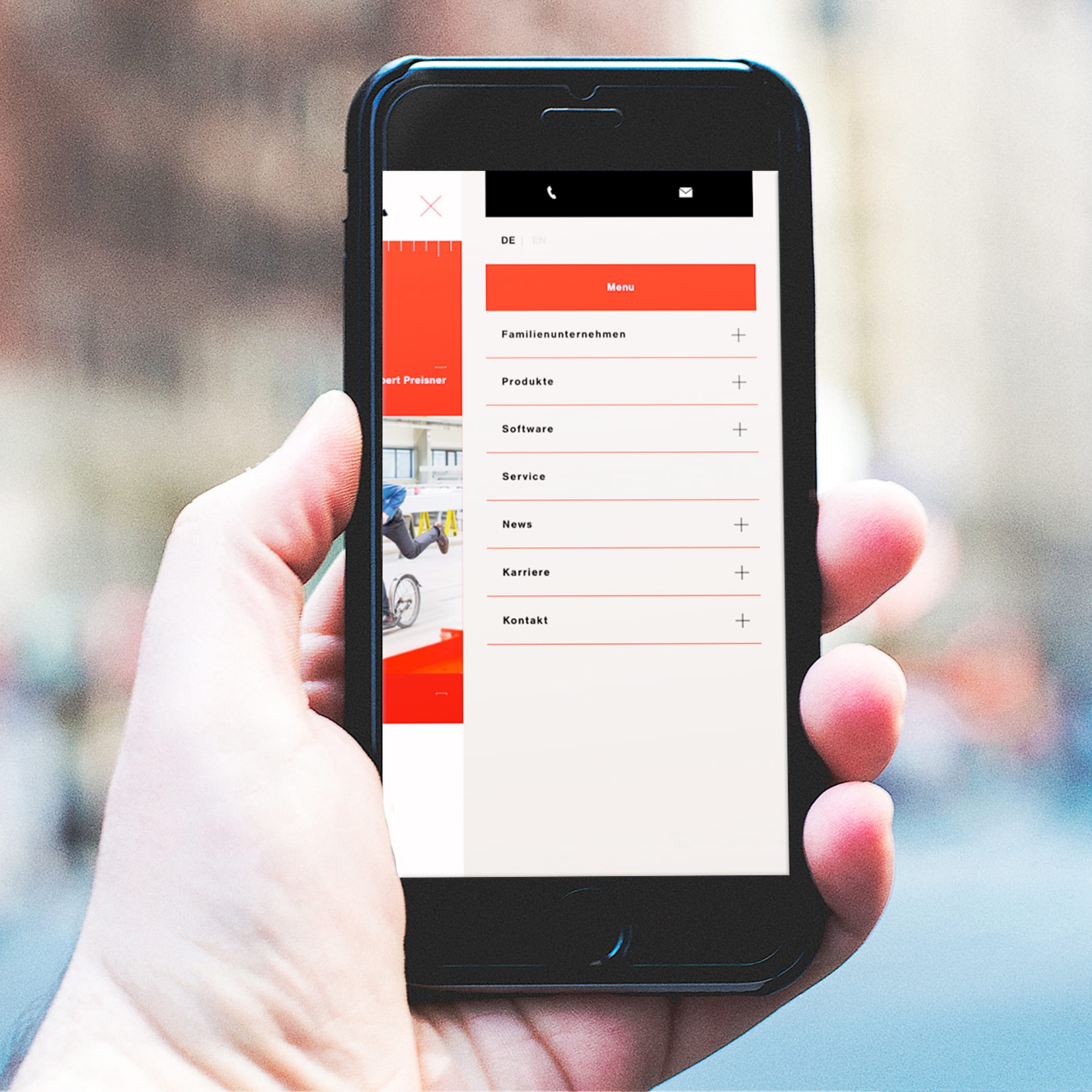 hochzwei_anthon_teaser_05.jpg Hand hält Smartphone, das das mobile Websitemenü von anthon.de zeigt
