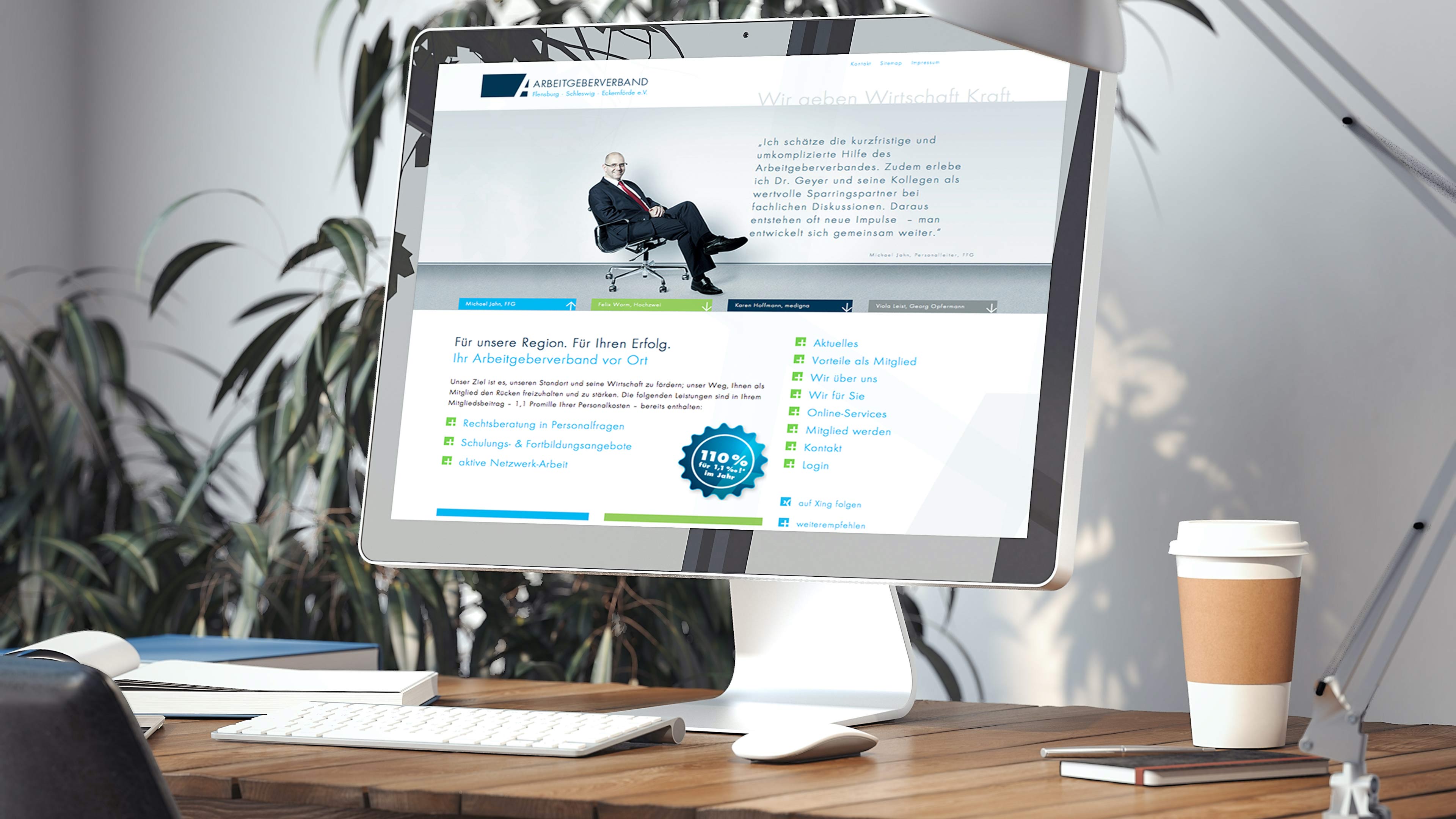 hochzwei_arbe_slider_03.jpg PC auf Holzschreibtisch zeigt Website des Arbeitgeberverbands