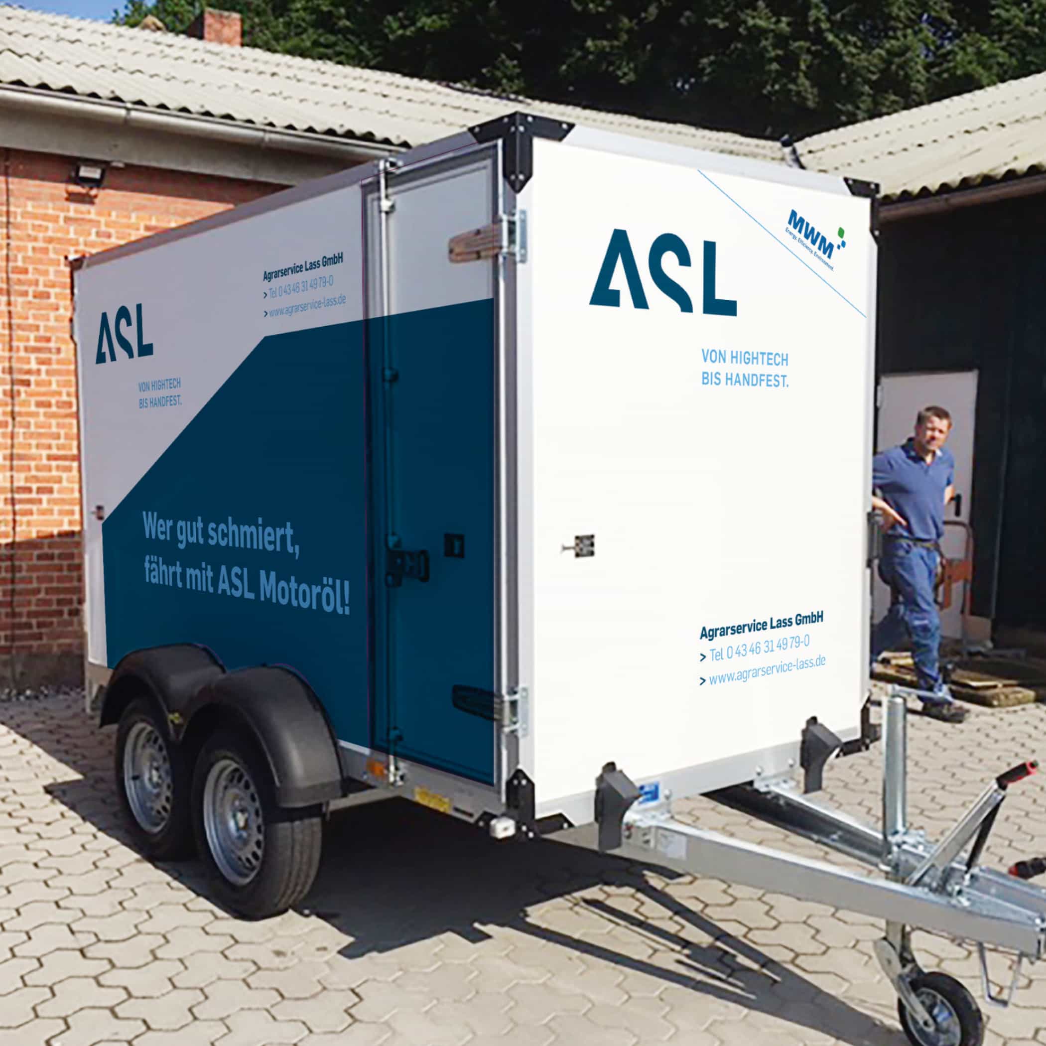 hochzwei_asl_teaser_06.jpg Kleiner weißer Anhänger mit blauer ASL-Beschriftung