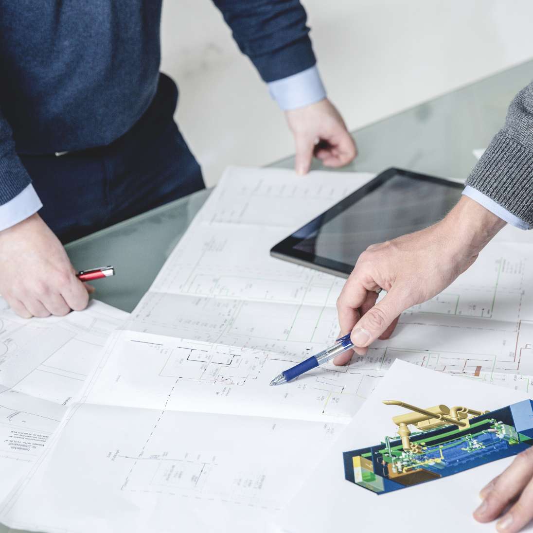 Zwei Personen schauen sich Papiere an