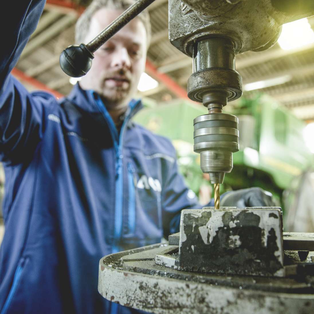 Ein Mann arbeitet an einer Maschine