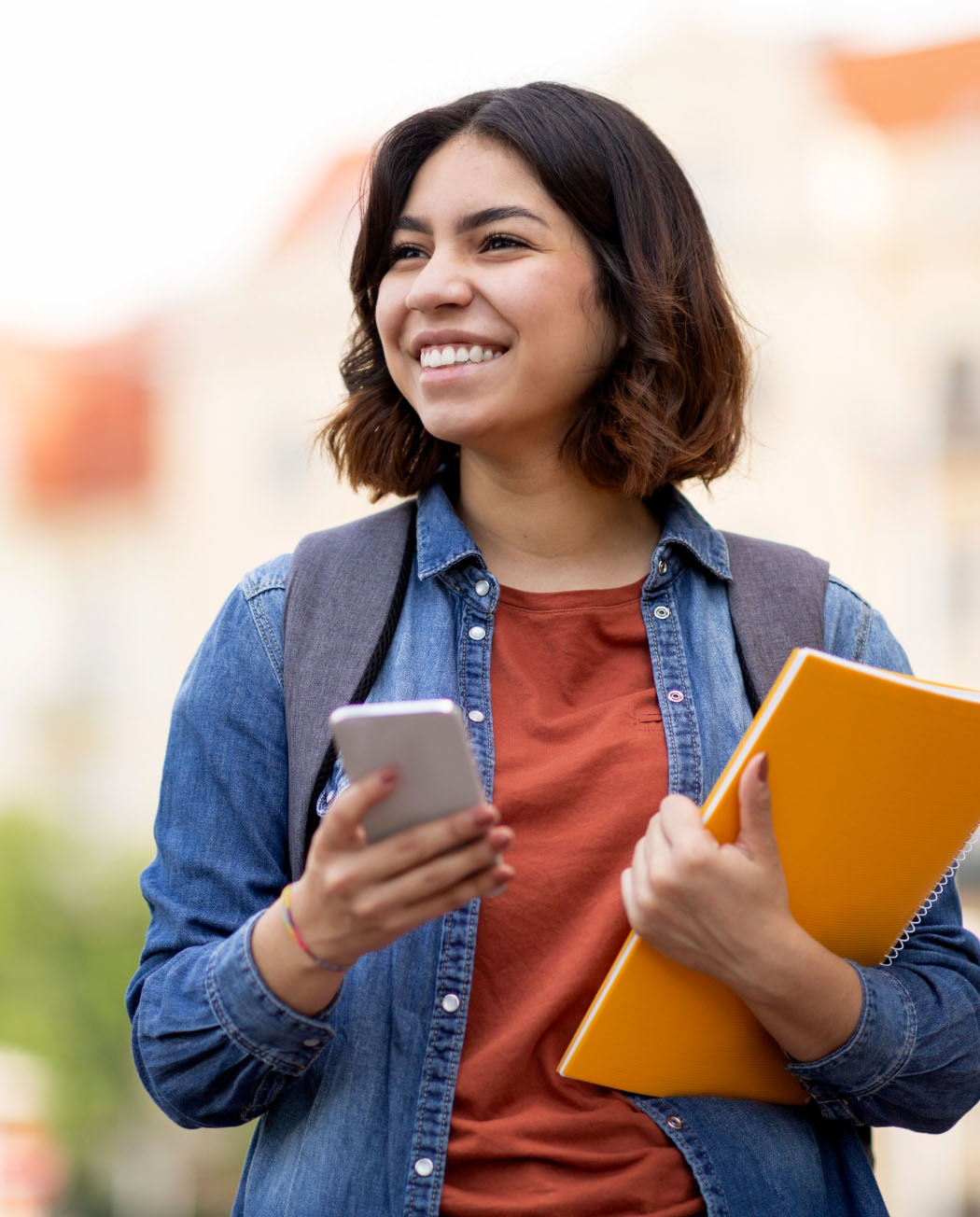 h2_Asta_Teaser_08.jpg Weibliche Studentin mit Ordner und Handy in den Händen