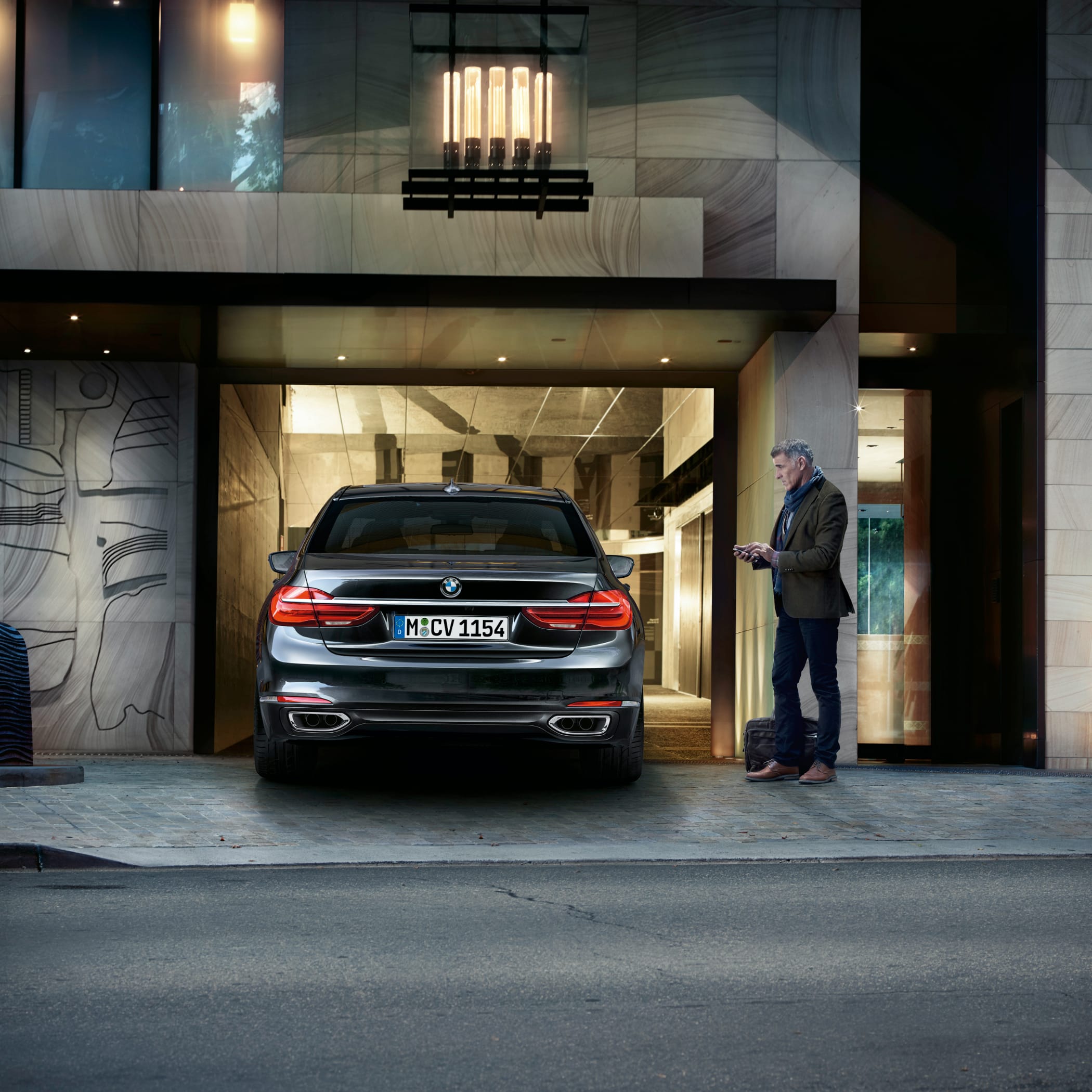 hochzwei_abau_teaser_03_hauptteaser.jpg Ansicht eines BMW 7 von hinten in einem Hauseingang