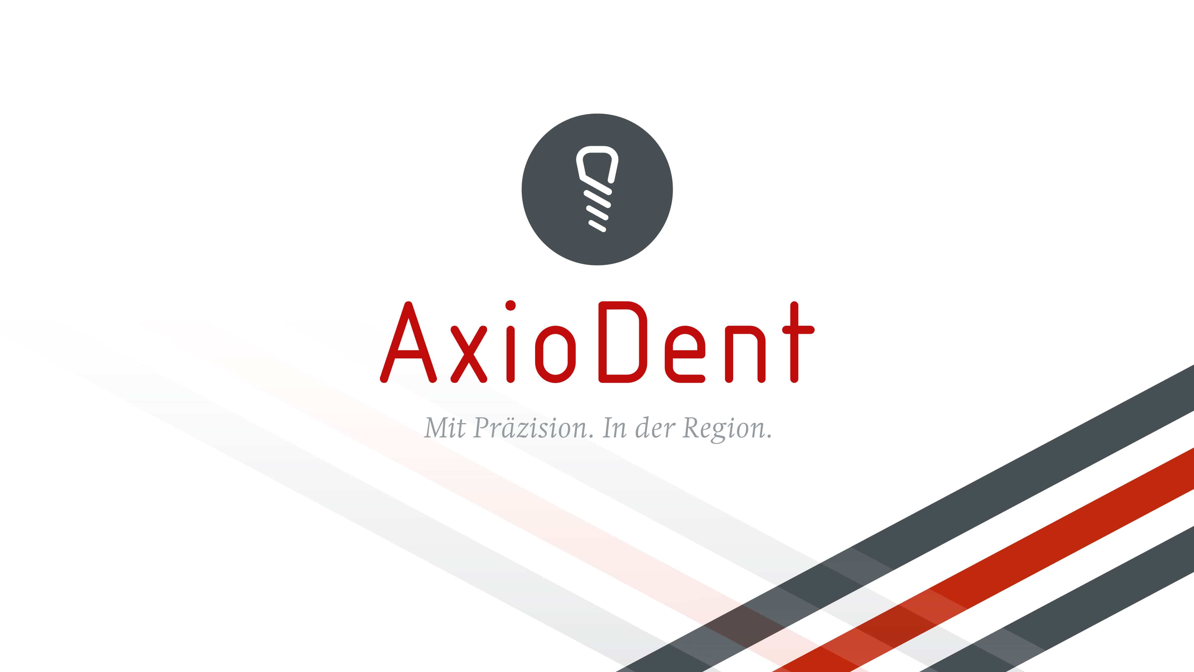 Stilisiertes Zahnimplantat auf grauem kreisförmigem Hintergrund, AxioDent in roter Schrift und der Slogan „Mit Präzision. In der Region.“
