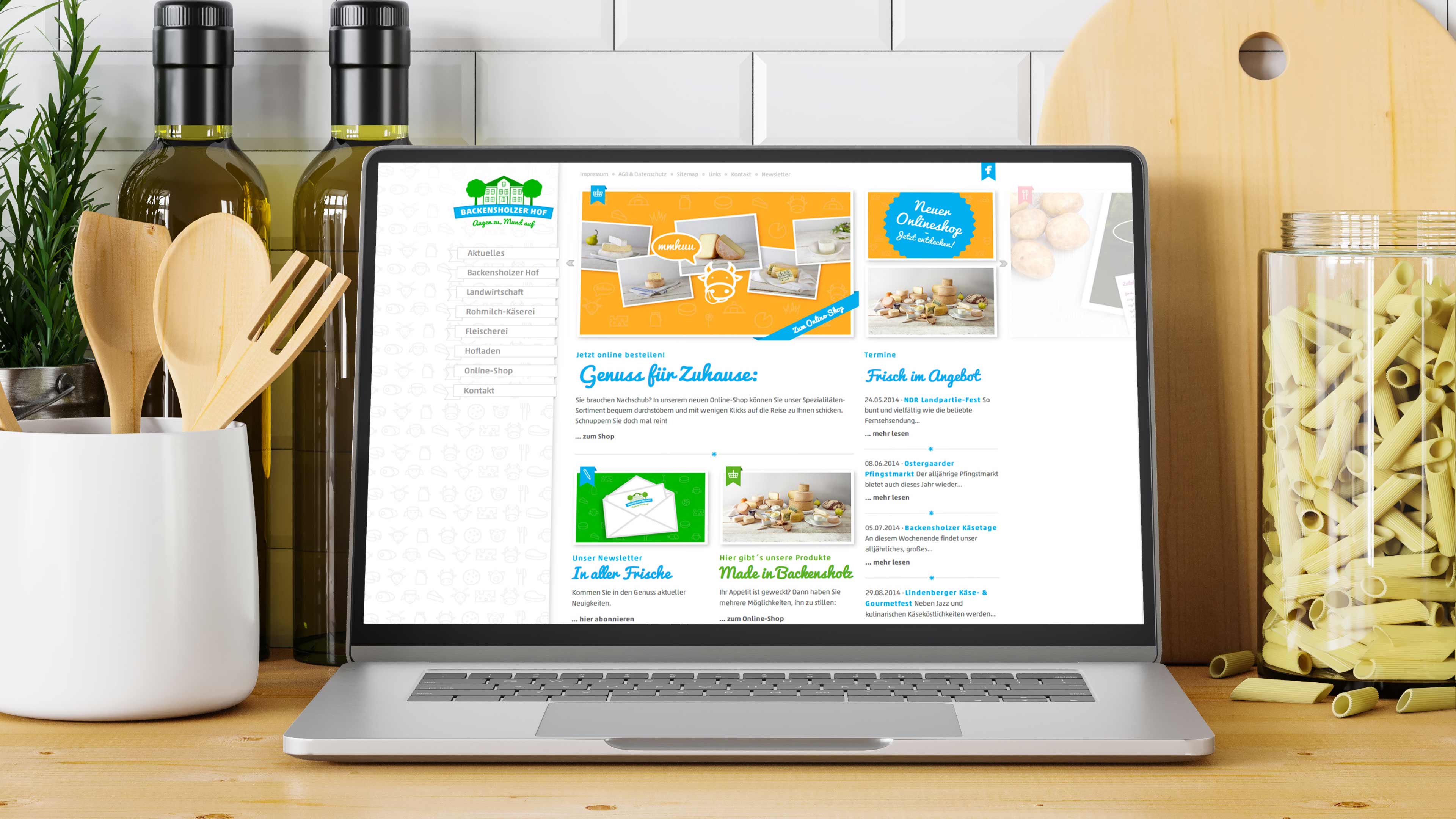 Laptop auf Küchenzeile zeigt Website backensholz.de