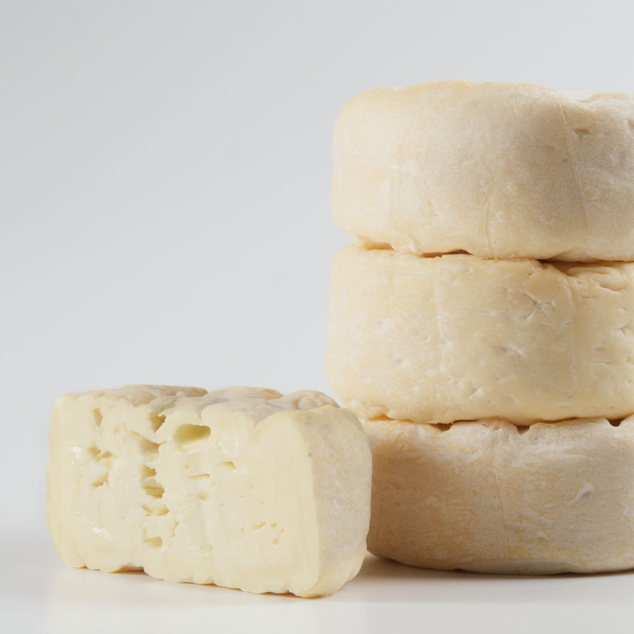 hochzwei_roba_teaser_03.jpg Drei runde Käse im Stapel und ein angeschnittener Käse davor