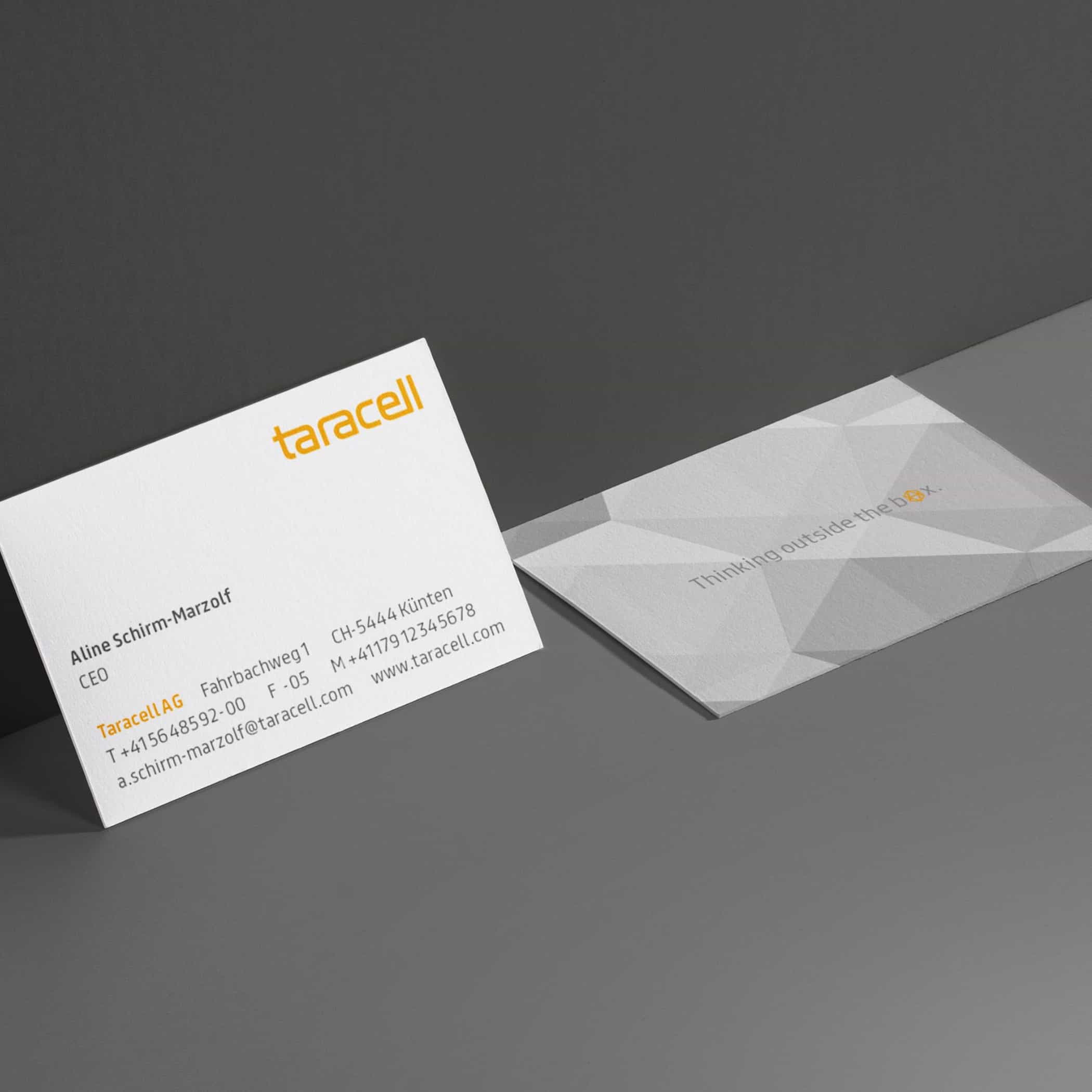 hochzwei_backp_teaser_08.jpg Weiße Visitenkarte mit gelbem Taracell-Logo in der Ecke