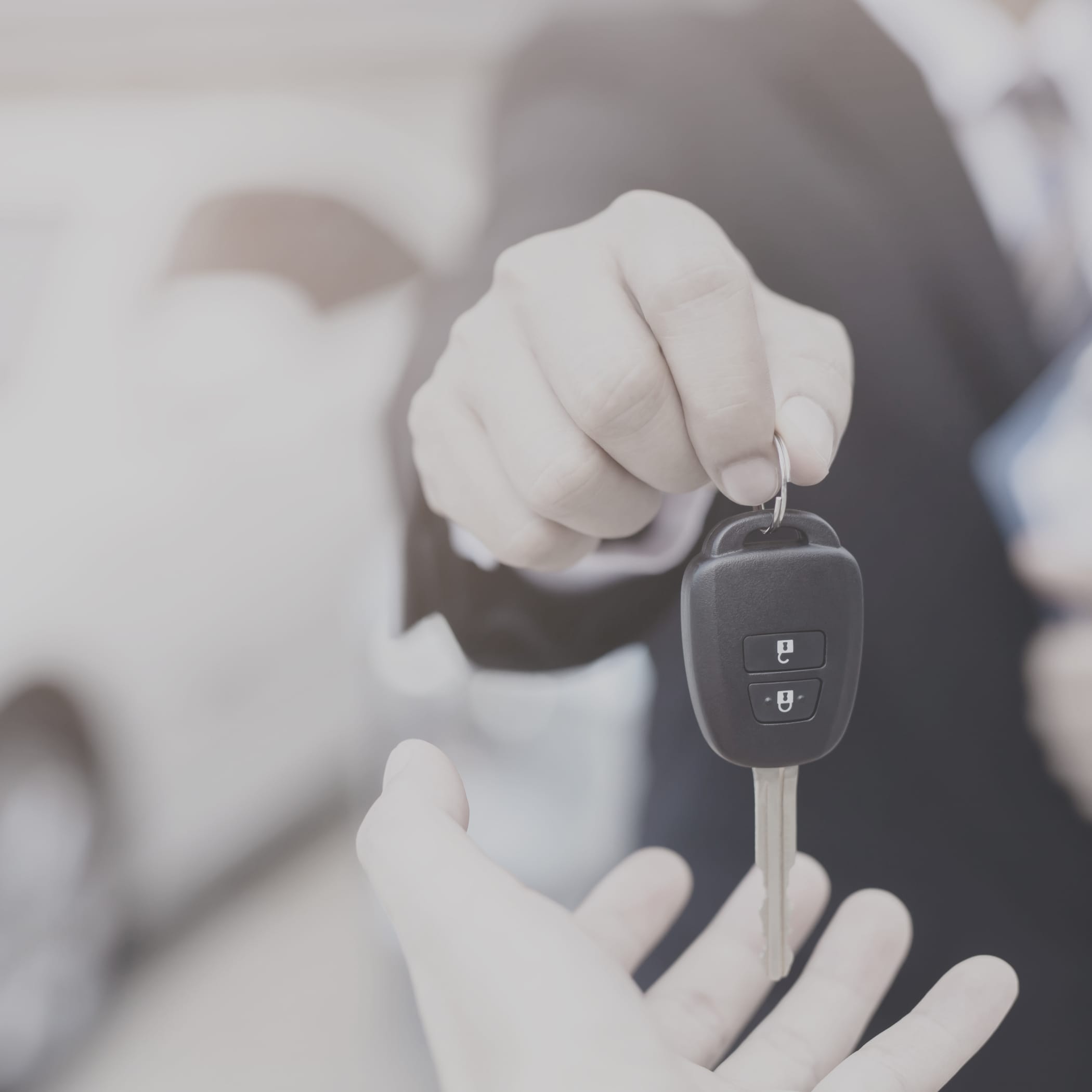 hochzwei_abau_teaser_01.jpg Hand hält einen Autoschlüssel über einer geöffneten anderen Hand