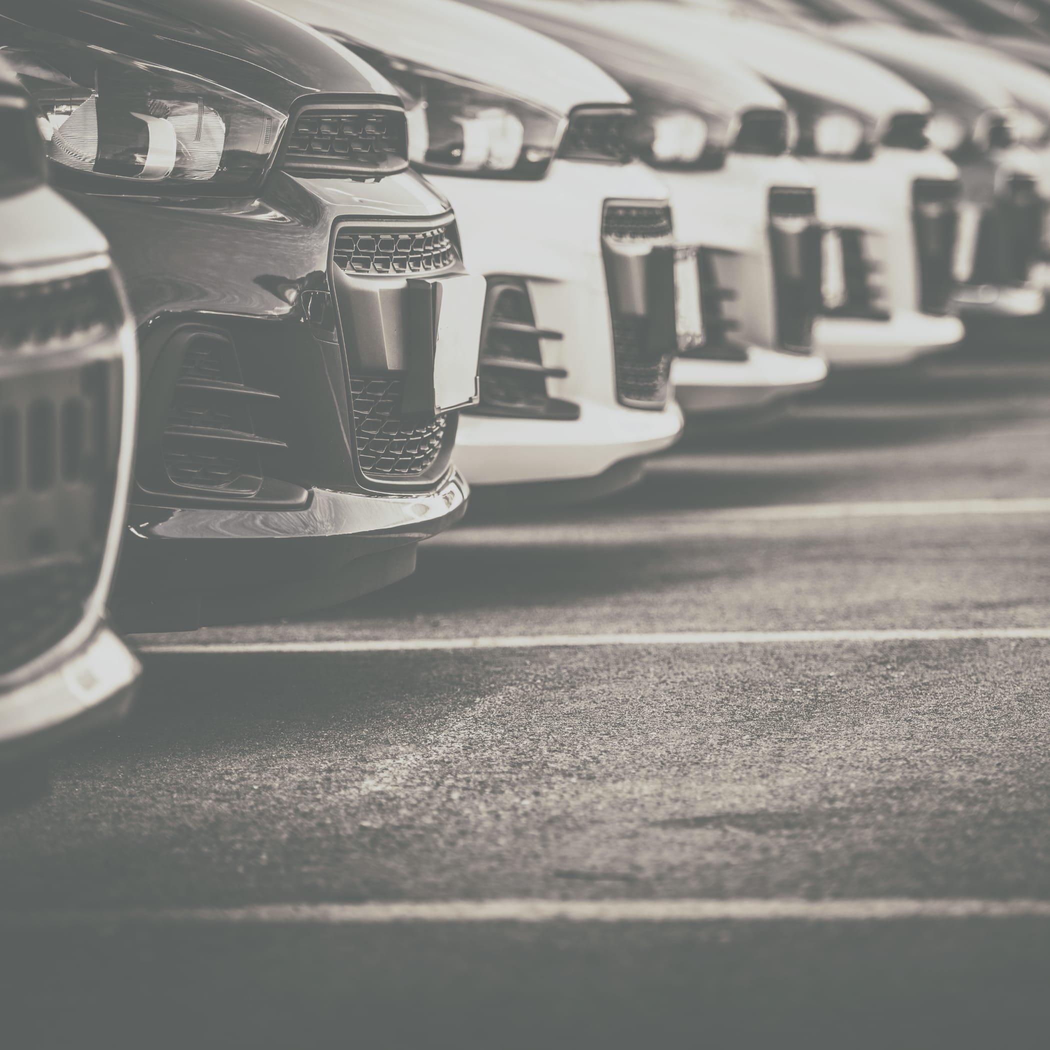 hochzwei_abau_teaser_04.jpg Nahaufnahme mehrerer Autos in einer Reihe