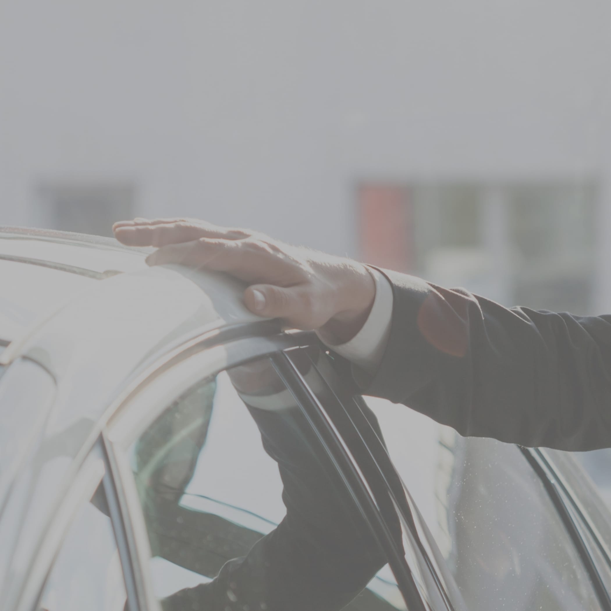 hochzwei_abau_teaser_05.jpg Arm und Hand auf einem dunklen Autodach