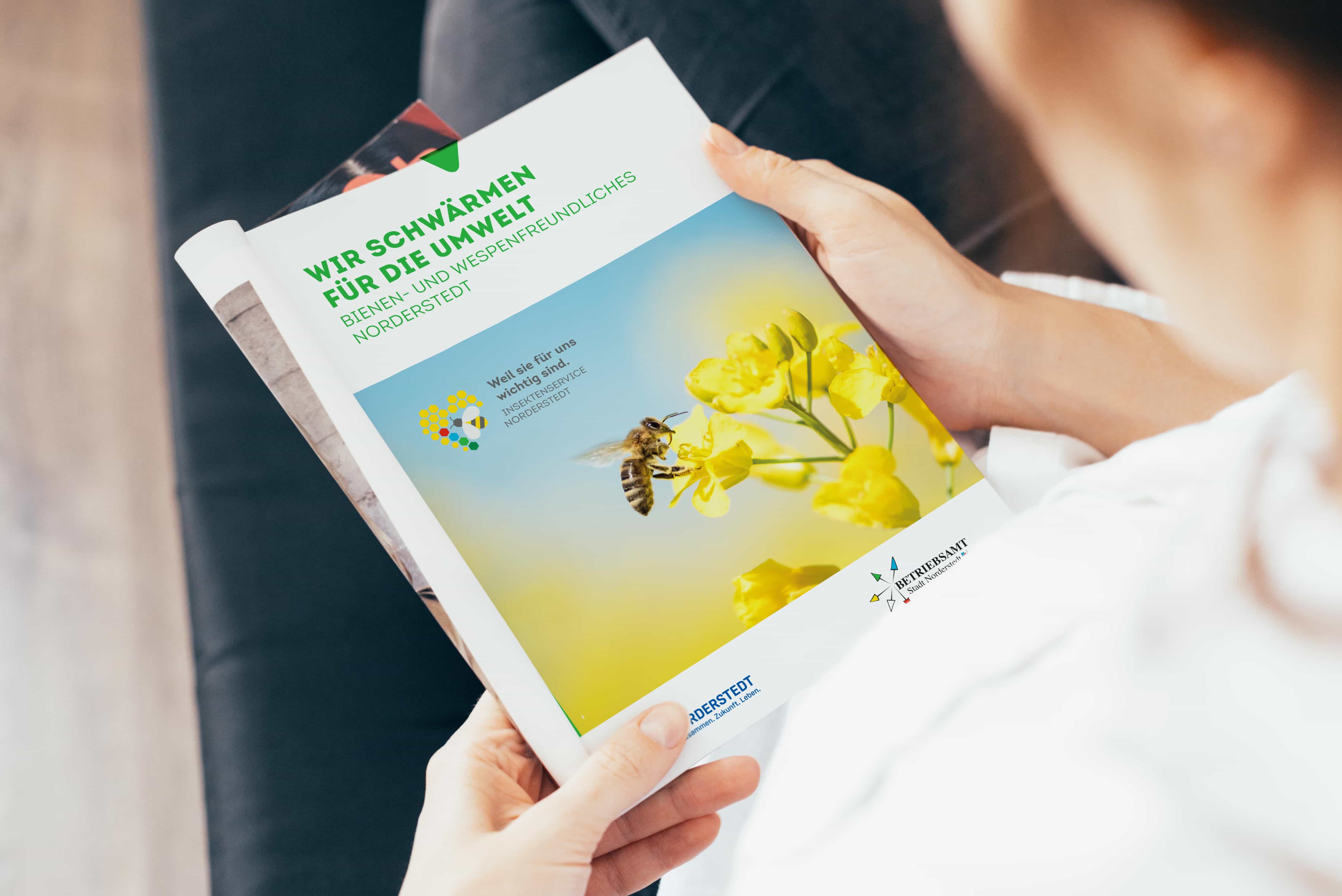 hochzwei_stno_teaser_gross_01.jpg Blick über Schulter auf Magazin mit großformatiger Anzeige und Bienenbild