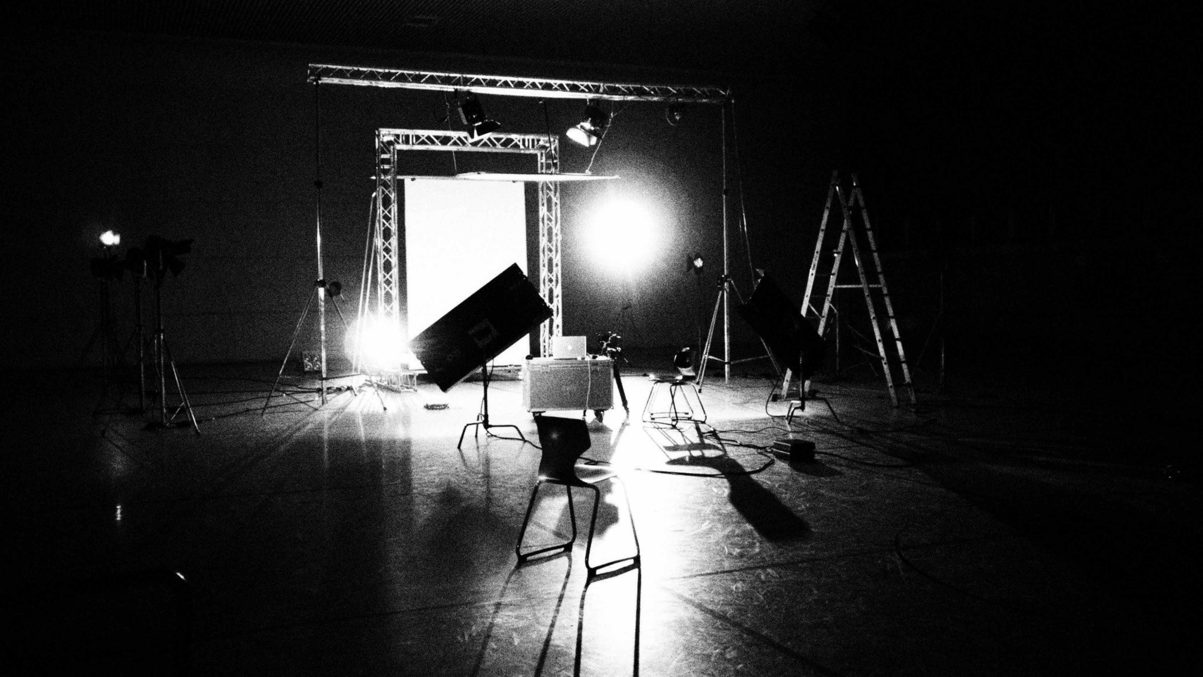 hochzwei_bb_slider_03.jpg Leerer Setaufbau mit Stühlen und Lichtern