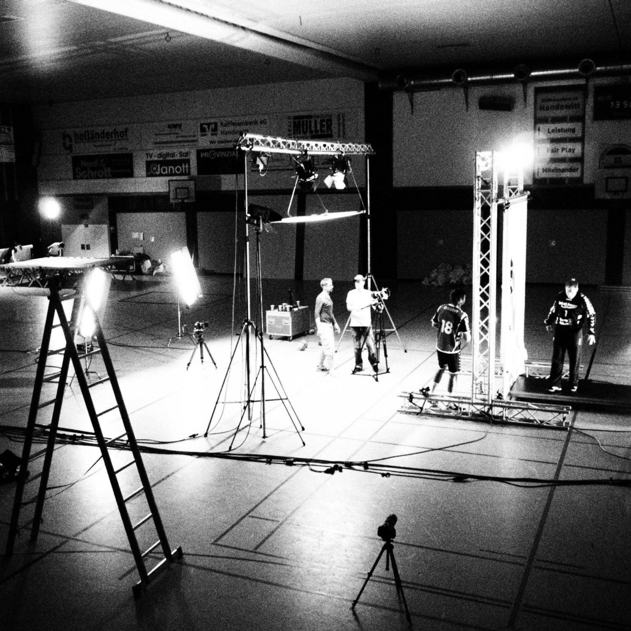 hochzwei_bb_teaser_03.jpg Setaufbau in einer Turnhalle