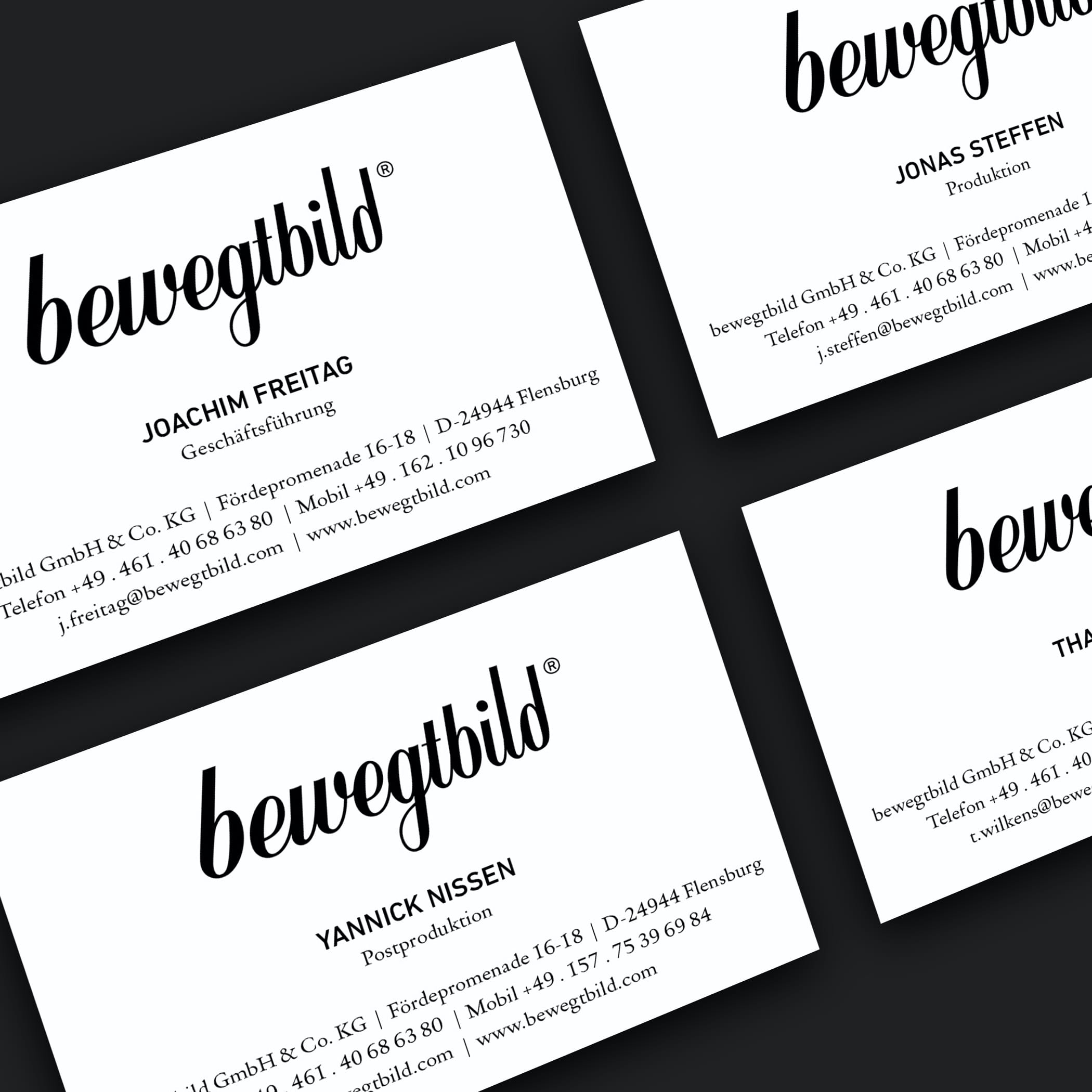 hochzwei_bb_teaser_04.jpg Vier weiße Visitenkarten der Firma bewegtbild