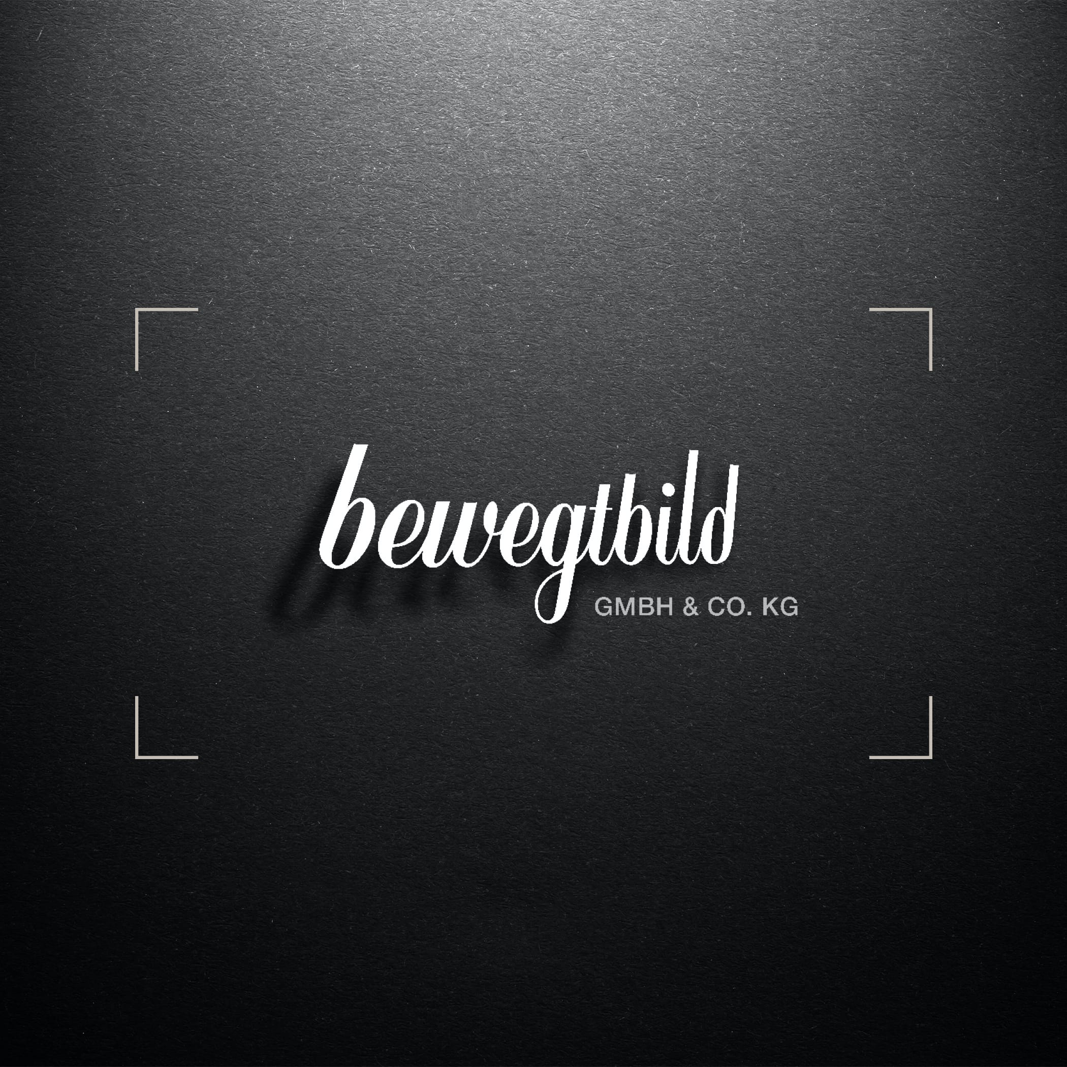 hochzwei_bb_teaser_05_hauptteaser.jpg Logo bewegtbild auf schwarzem Grund im quadratischen Format