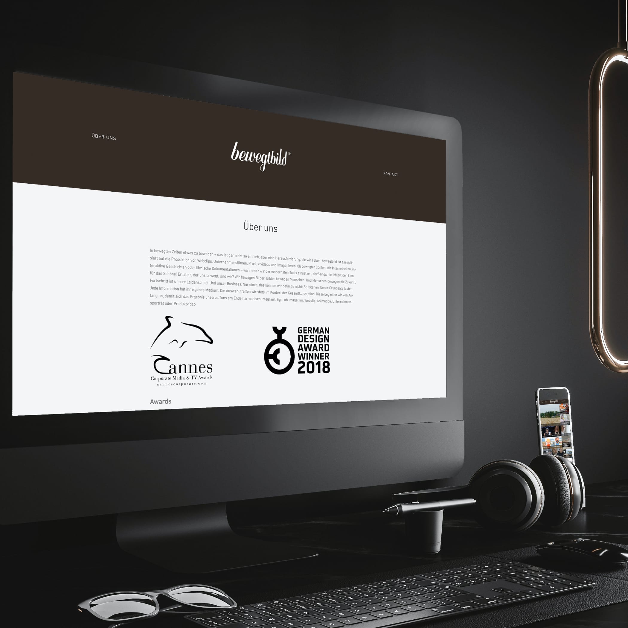 hochzwei_bb_teaser_07.jpg PC zeigt Über-Uns-Website von bewegtbild