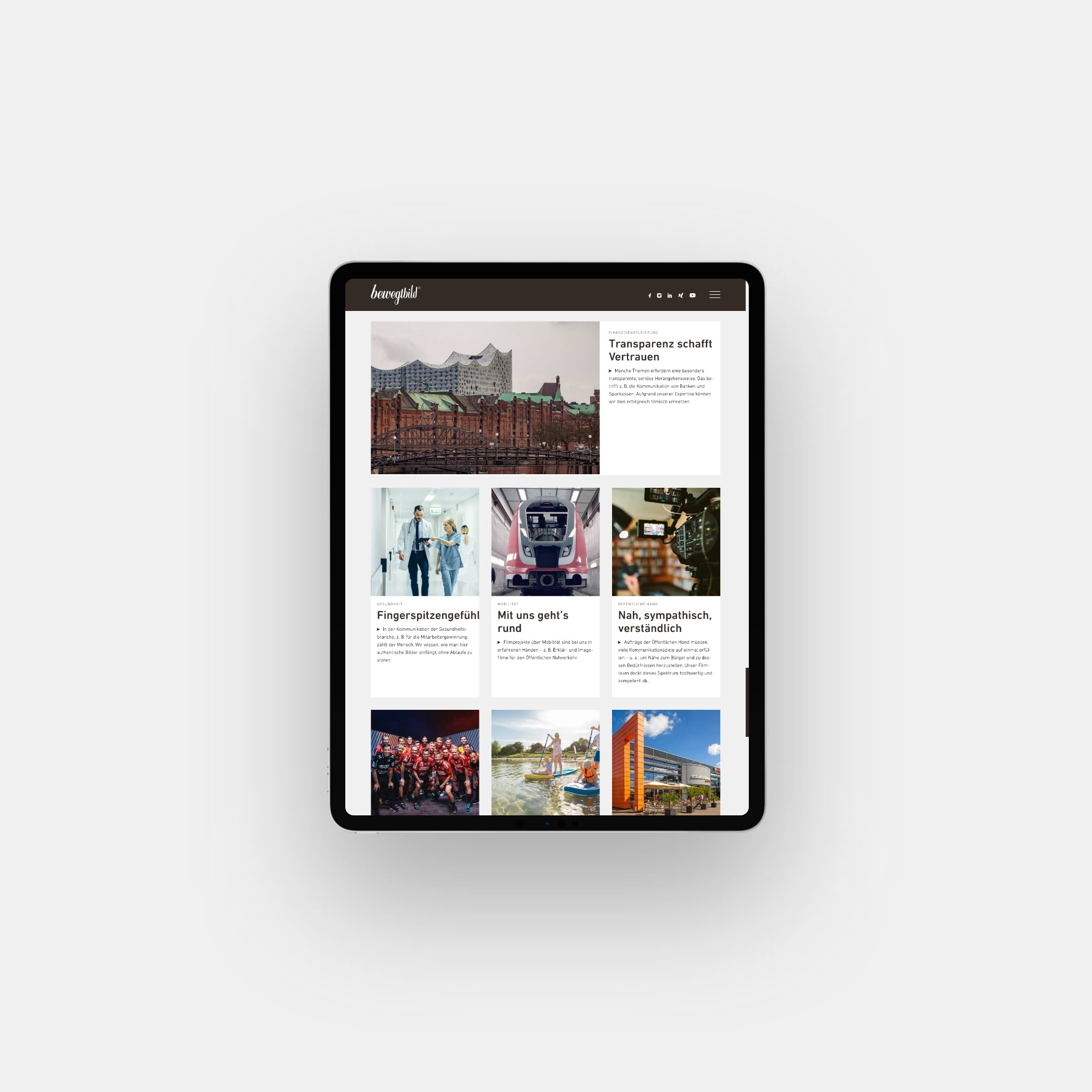 hochzwei_bb_teaser_04.jpg Tablet zeigt Website von bewegtbild