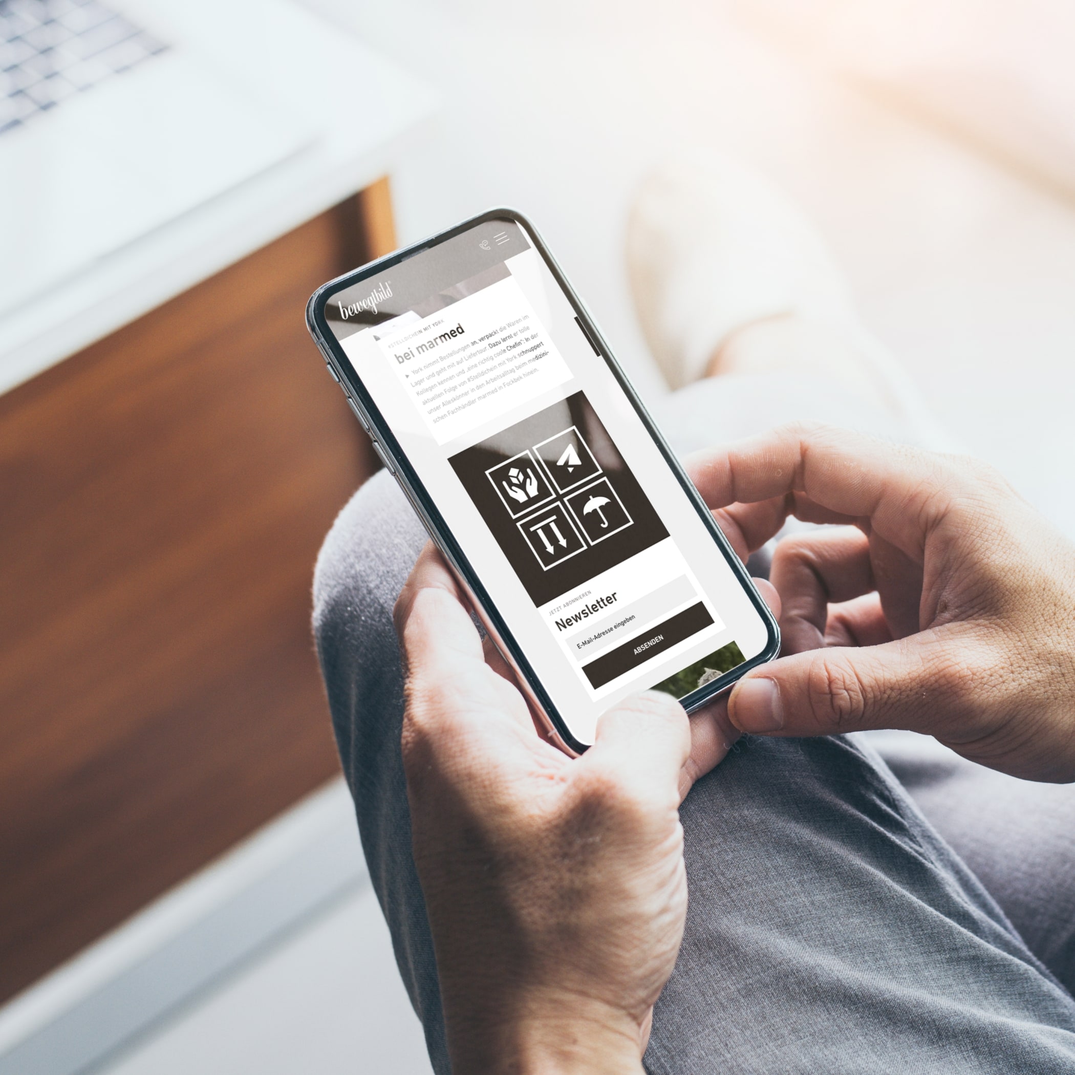 hochzwei_bb_teaser_05.jpg Hände, die Smartphone halten, das die Website von bewegtbild zeigt