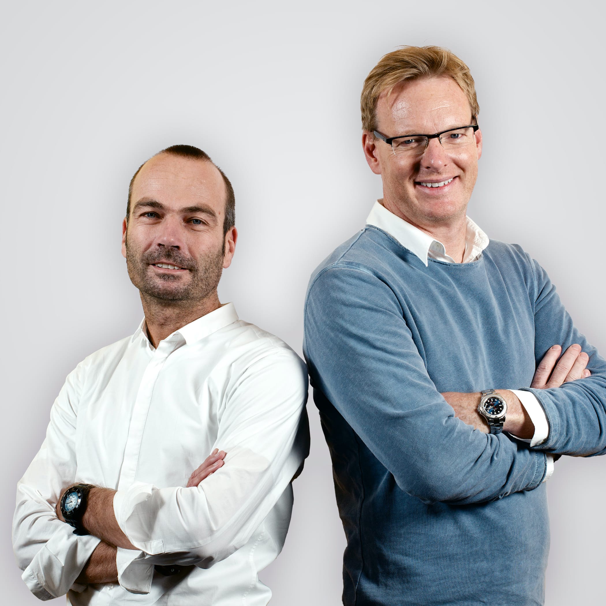 hochzwei_grey_teaser_06.jpg Zwei Männer mit verschränkten Armen