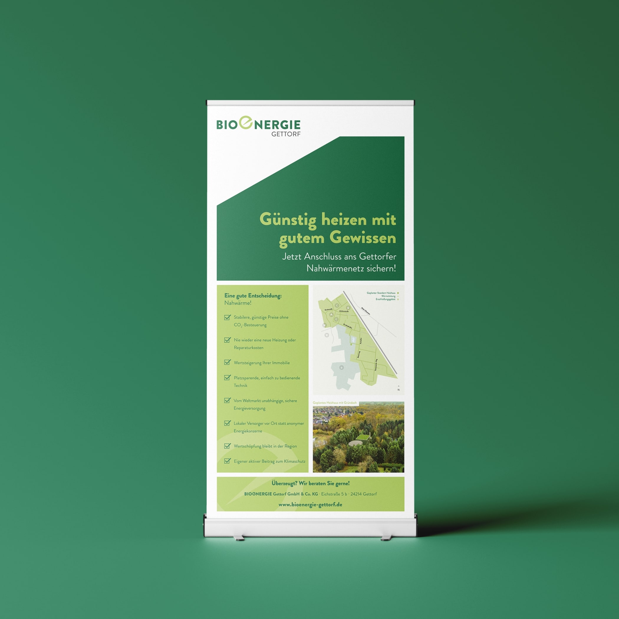 hochzwei_bioenergie_teaser_05.jpg Rollup in hell- und dunkelgrün mit Infos über Nahwärme