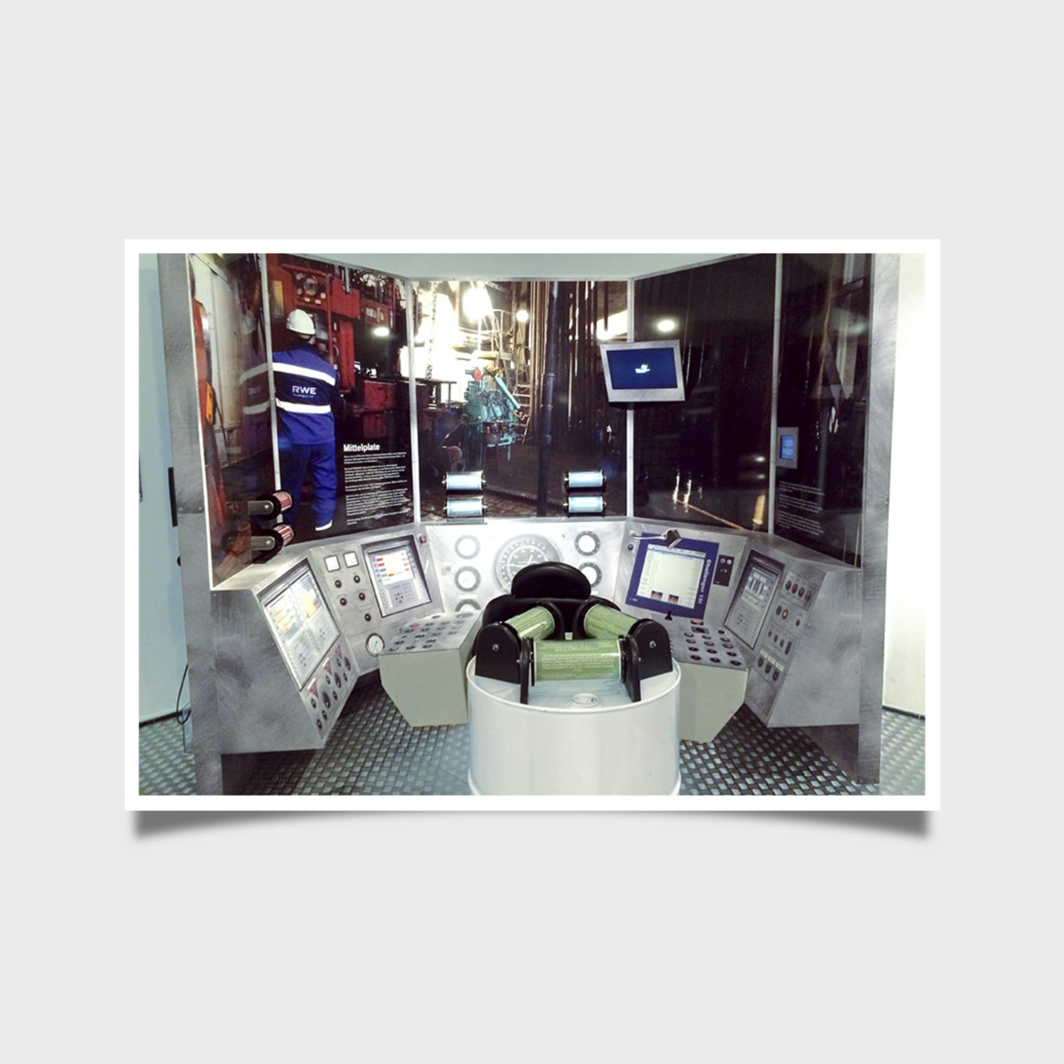 hochzwei_blah_teaser_04_hauptteaser.jpg Nachbildung einer Arbeitsbühne einer Ölplattform mit Steuerungsknöpfen