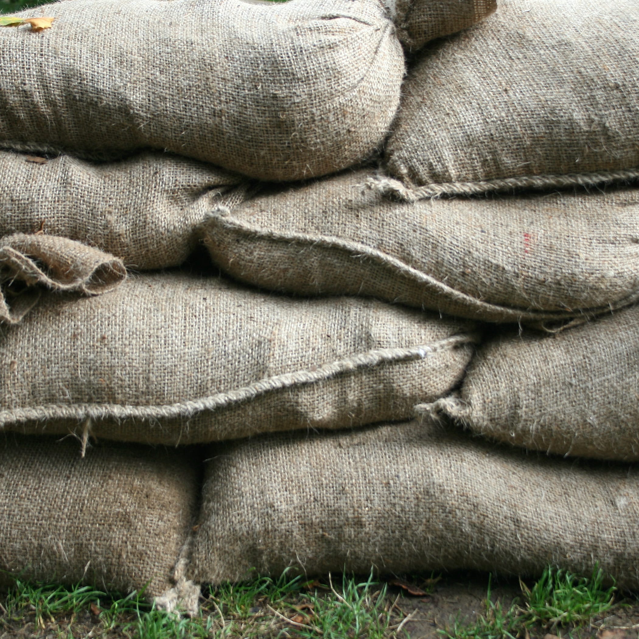 hochzwei_blah_teaser_05.jpg Stapel gefüllter Jutesäcke