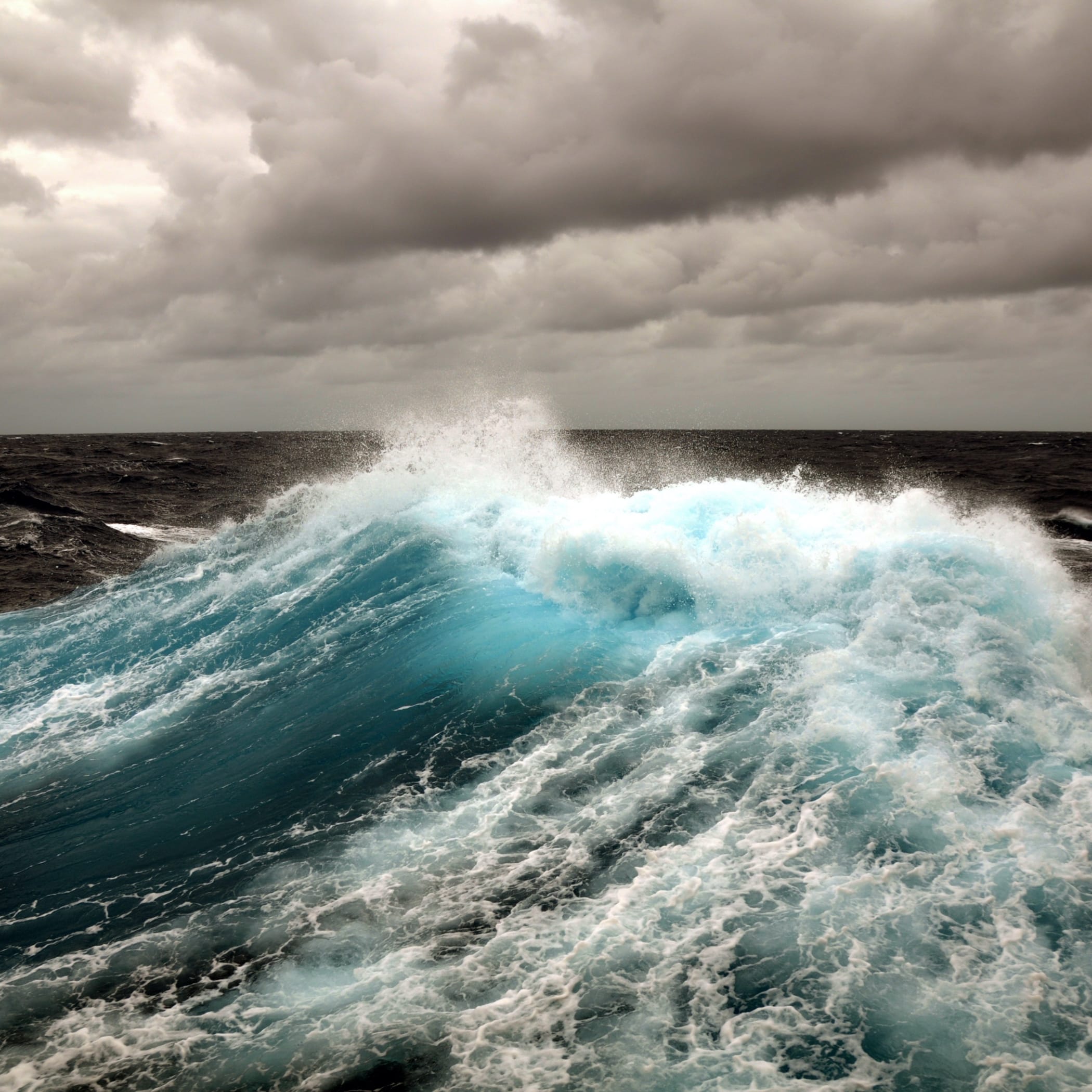 hochzwei_blah_teaser_08.jpg Hochschlagende Welle in stürmischer See