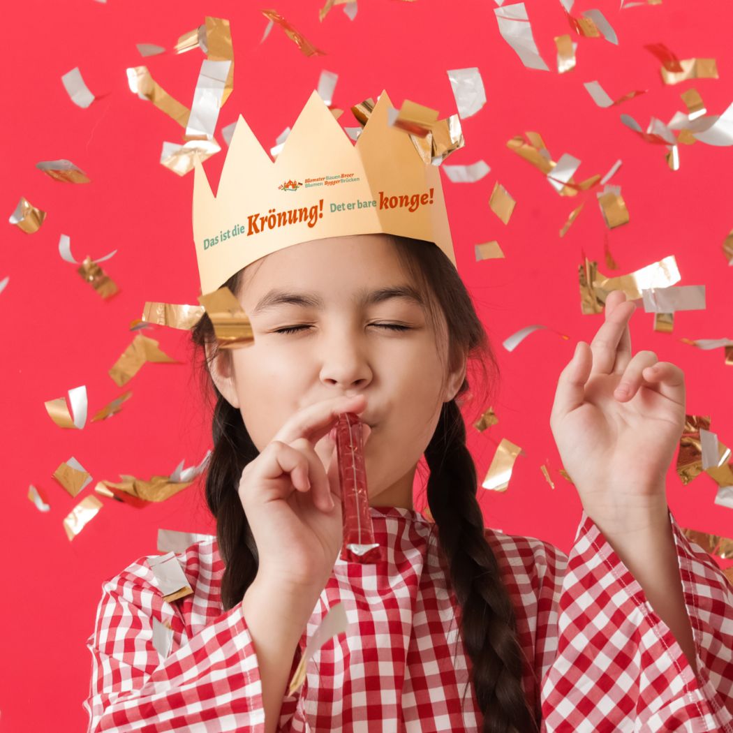 hochzwei_FLFJ_teaser_05.jpg Ein Kind pustet in eine Tröte