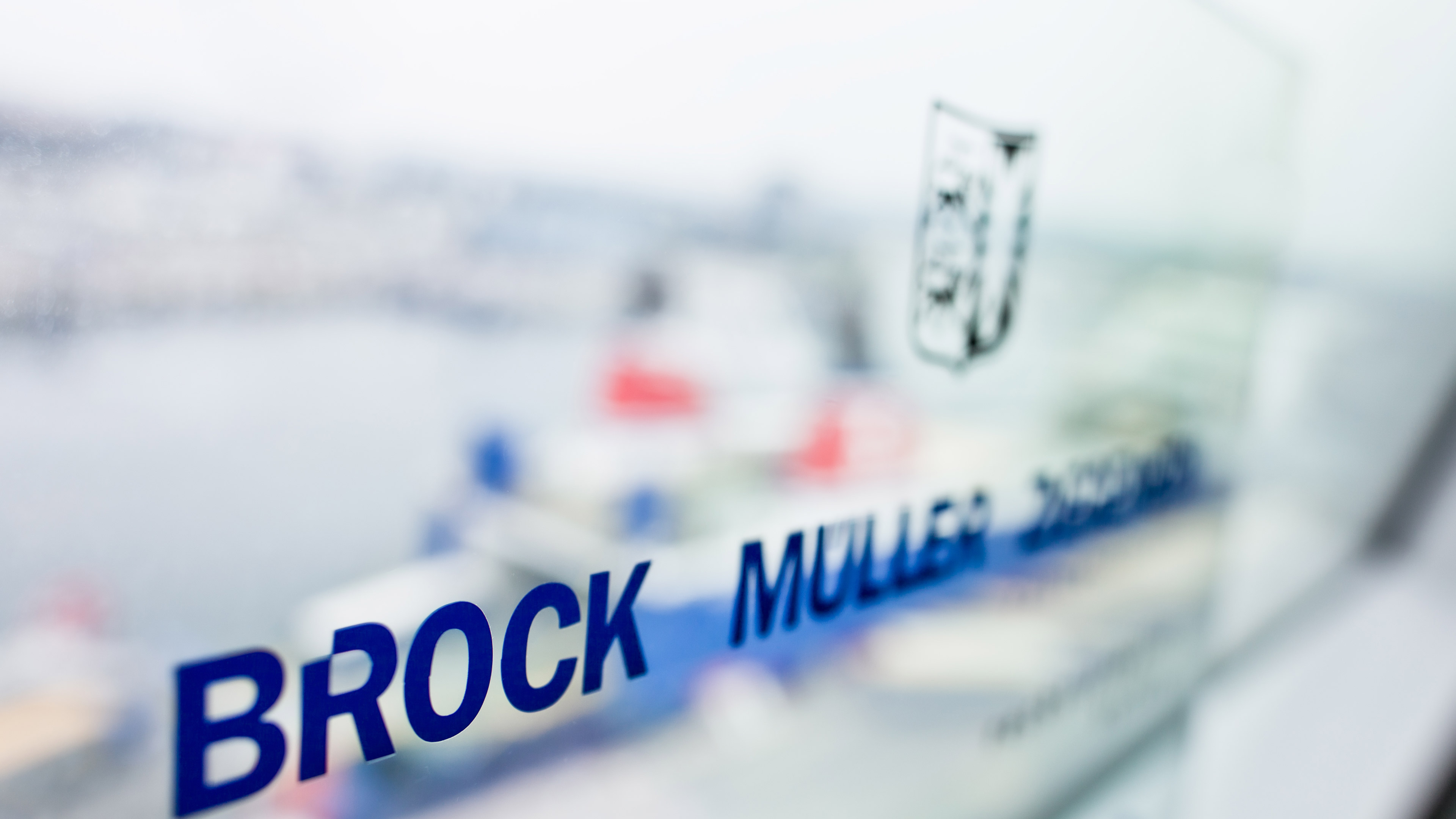 Verschwommene Nahaufnahme des Aufdrucks BROCK MÜLLER ZIEGENBEIN 