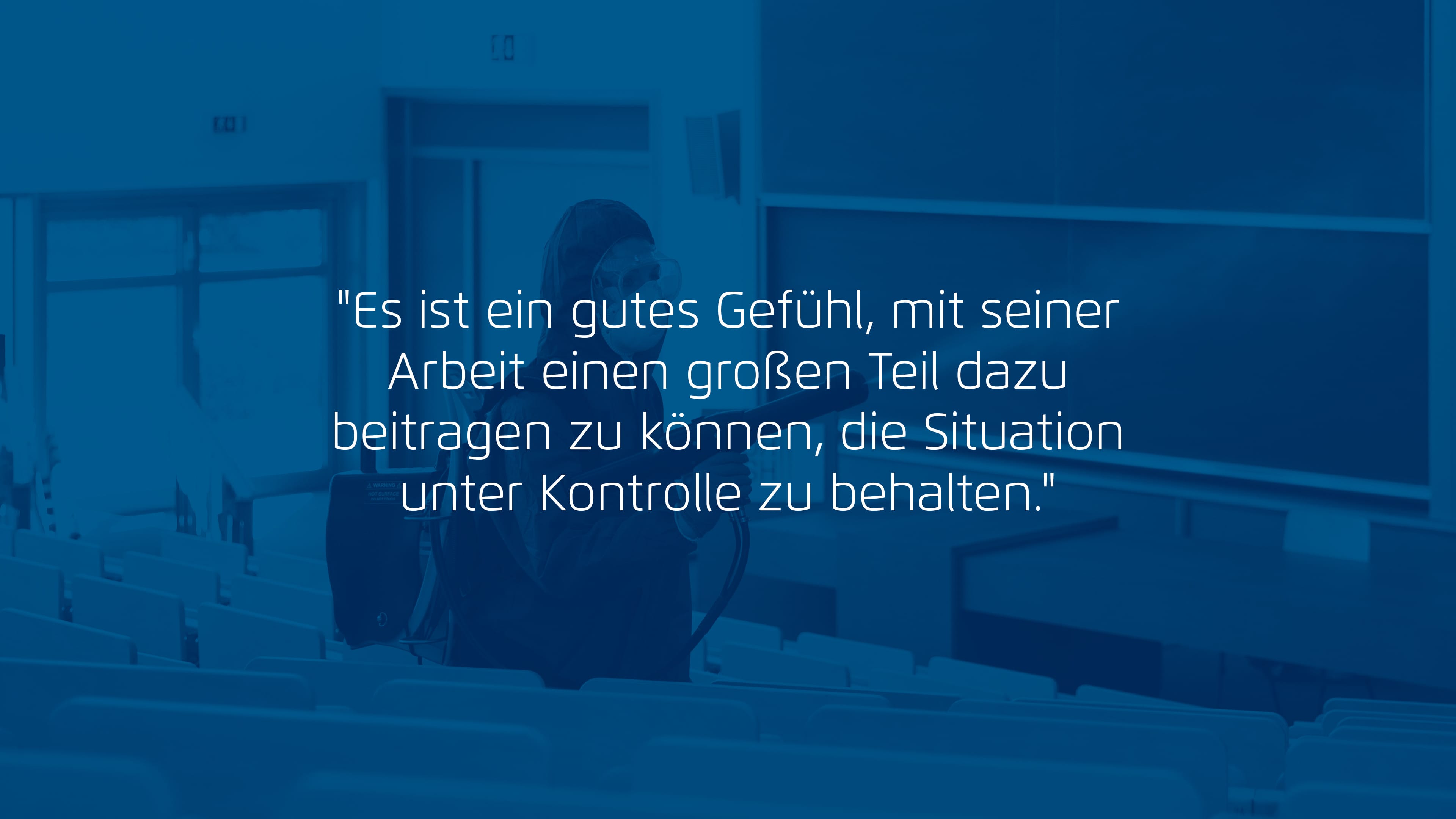 hochzwei_bockh_slider_03.jpg Weißes Zitat "Es ist ein gutes Gefühl, mit seiner Arbeit einen großen Teil dazu beitragen zu können, die Situation unter Kontrolle zu behalten" auf blauem Grund