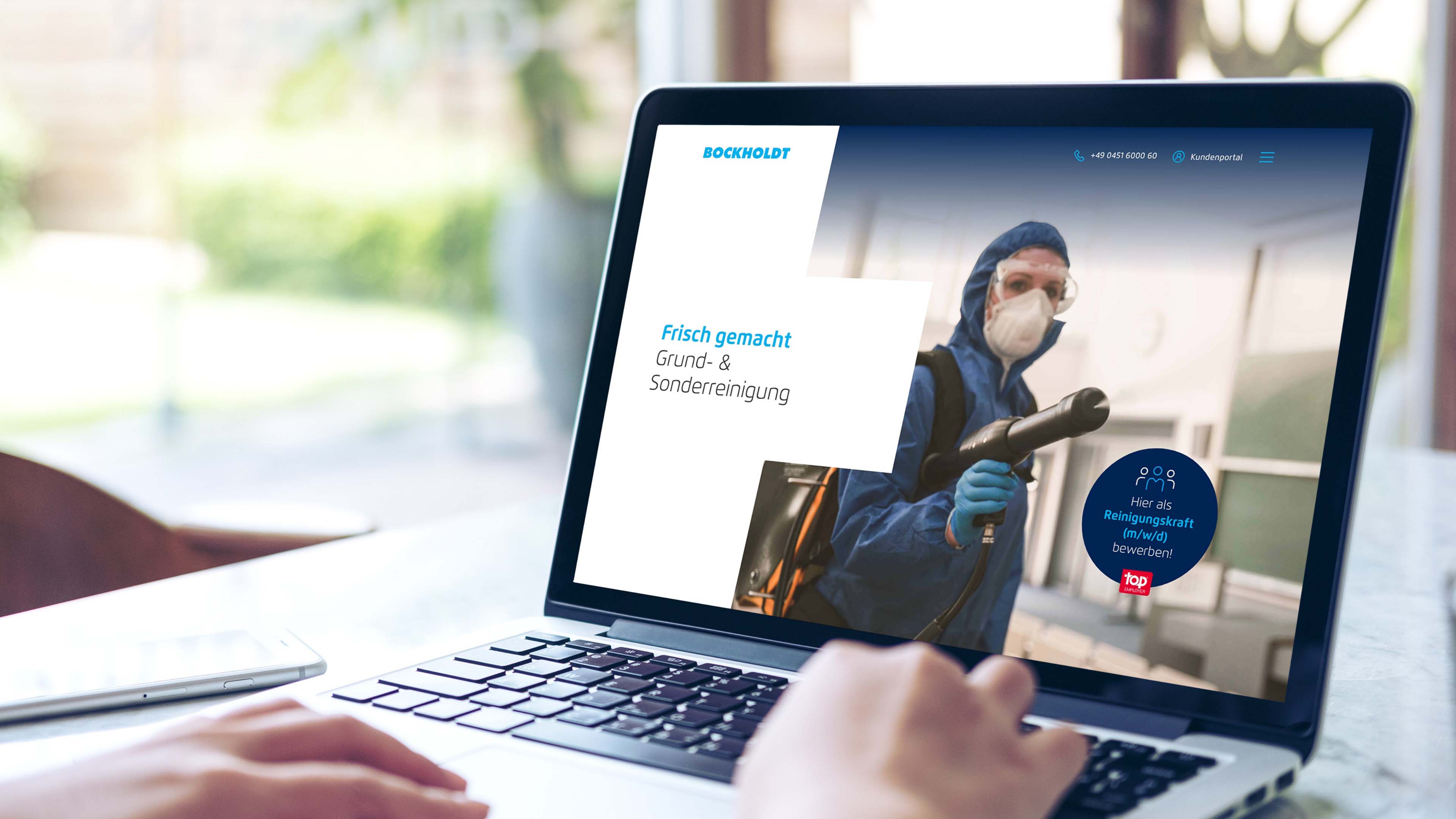 Person surft auf der Bockholdt Homepage