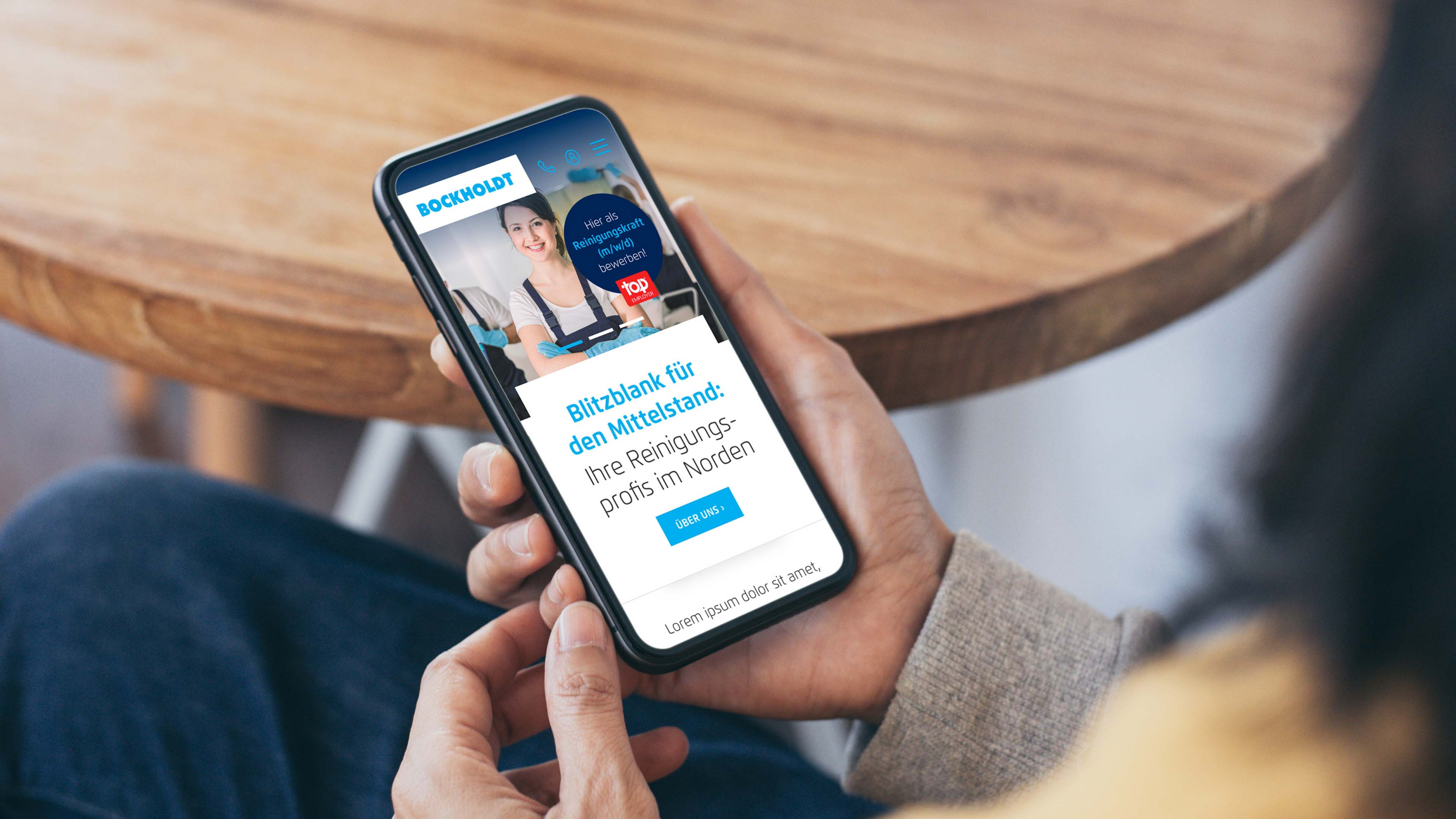 Eine Person surft auf der Bockholdt Internetseite