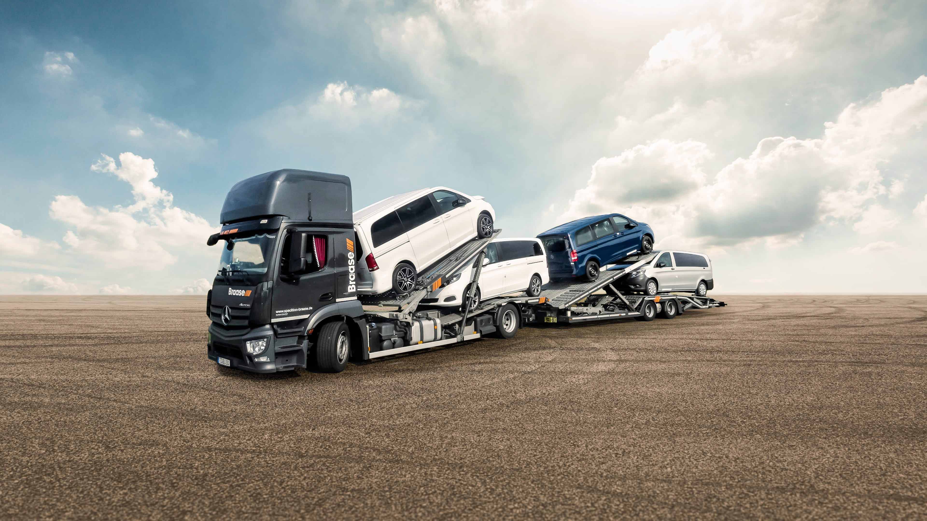 Mit vier PKW beladener LKW