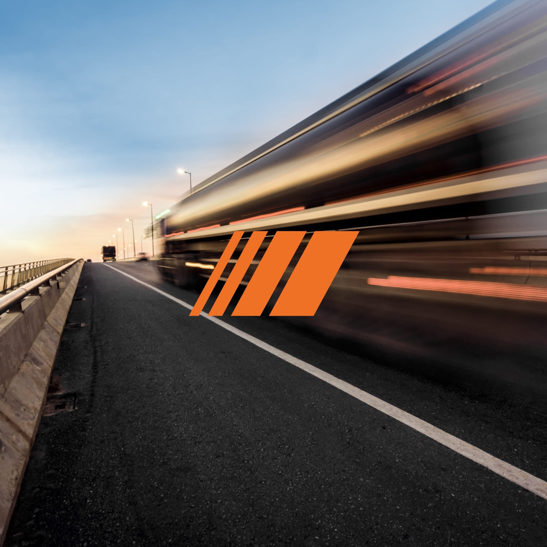 Fahrender LKW auf Straße und orangefarbene Stilelemente