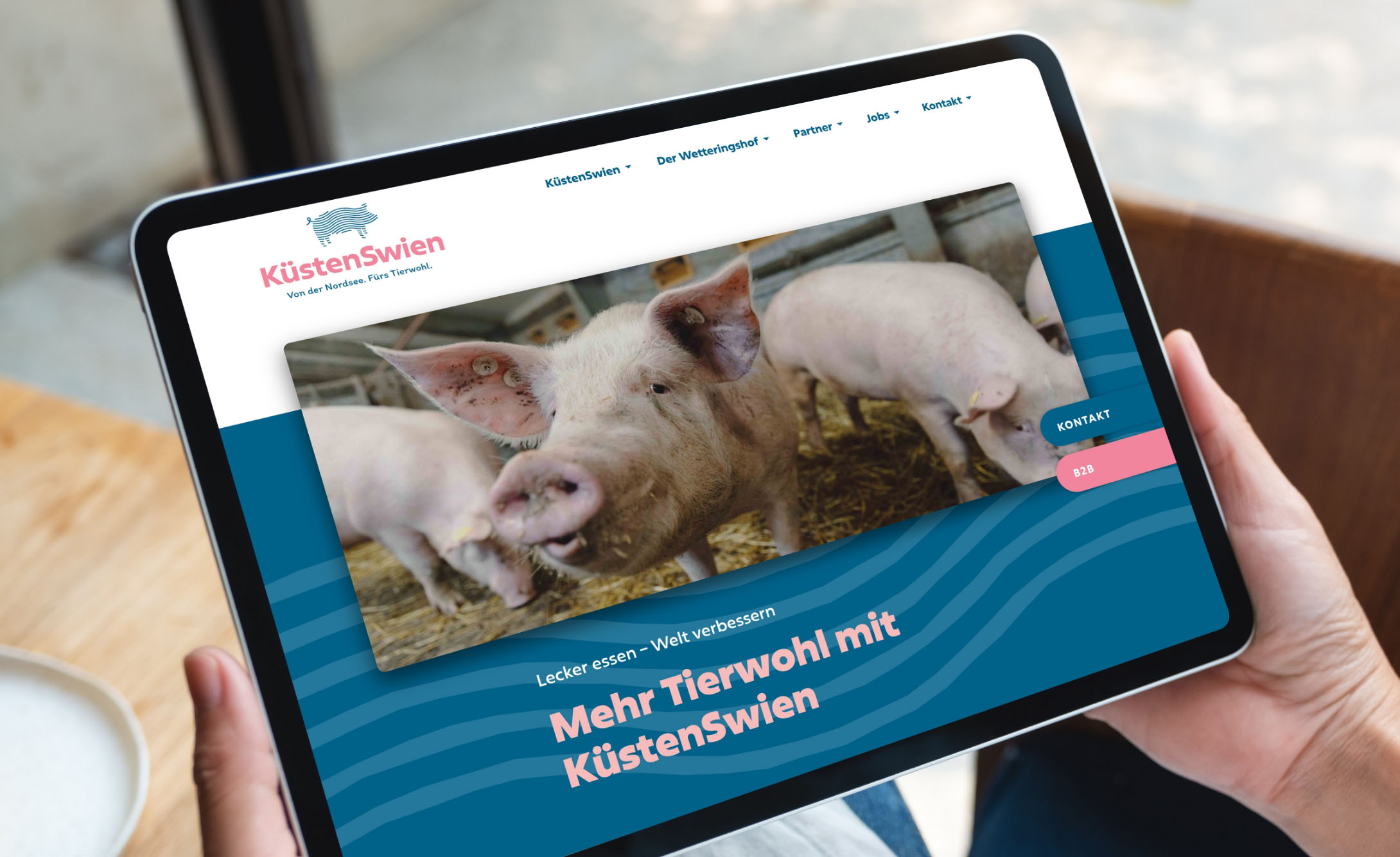 hochzwei_Brunk_teaser_13.jpg Eine Person hält ein Ipad in der Hand